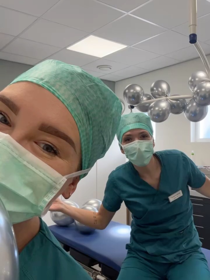 Vanaf het begin erbij en niet meer weg te denken! 💛
Niet alleen vieren we ons 5-jarig jubileum, maar ook dat onze toppers Merle en Denise al vanaf vrijwel het begin deel uitmaken van ons team. Al bijna 5 jaar zijn zij het hart van onze kliniek. Onmisbaar, vertrouwd en altijd met een glimlach! Op naar nóg meer gezelligheid en mooie jaren samen! 🙏🏽✨