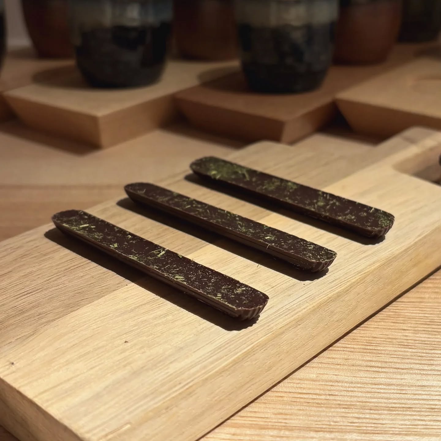 Chez Kiyoshi, chaque dĂ©tail compte â jusquâĂ la derniĂšre bouchĂ©e.
En ce moment, nous avons le plaisir de collaborer avec la chocolaterie @linechoc, voisine et complice Ă Toulouse.
Line imagine pour nous une mignardise à son image : fine, précise, et pleine de caractÚre.
Un chocolat Madagascar 70%, travaillĂ© avec du shiso rouge mĂȘlĂ© dans la ganache, et un souffle de shiso vert dĂ©licatement saupoudrĂ© sur le dessus.
Une alliance subtile entre lâamertume du cacao, la fraĂźcheur herbacĂ©e du shiso, et la lĂ©gĂšretĂ© dâun geste partagĂ© entre artisans.
#kiyoshi #Omakase #Linechoc #ChocolatArtisanal #ToulouseGastronomie #CollaborationLocale #ShisoRouge #ShisoVert