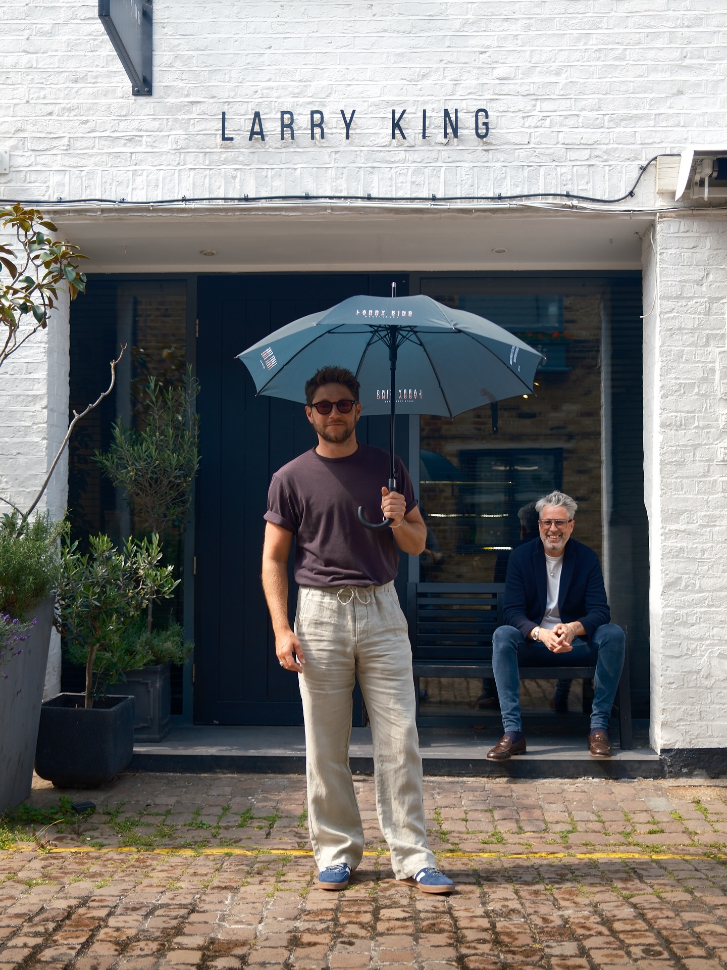 Always fun shooting with @larrykinghair @larrykinglondon
Shot on location at Larry King Notting Hill. ☔️