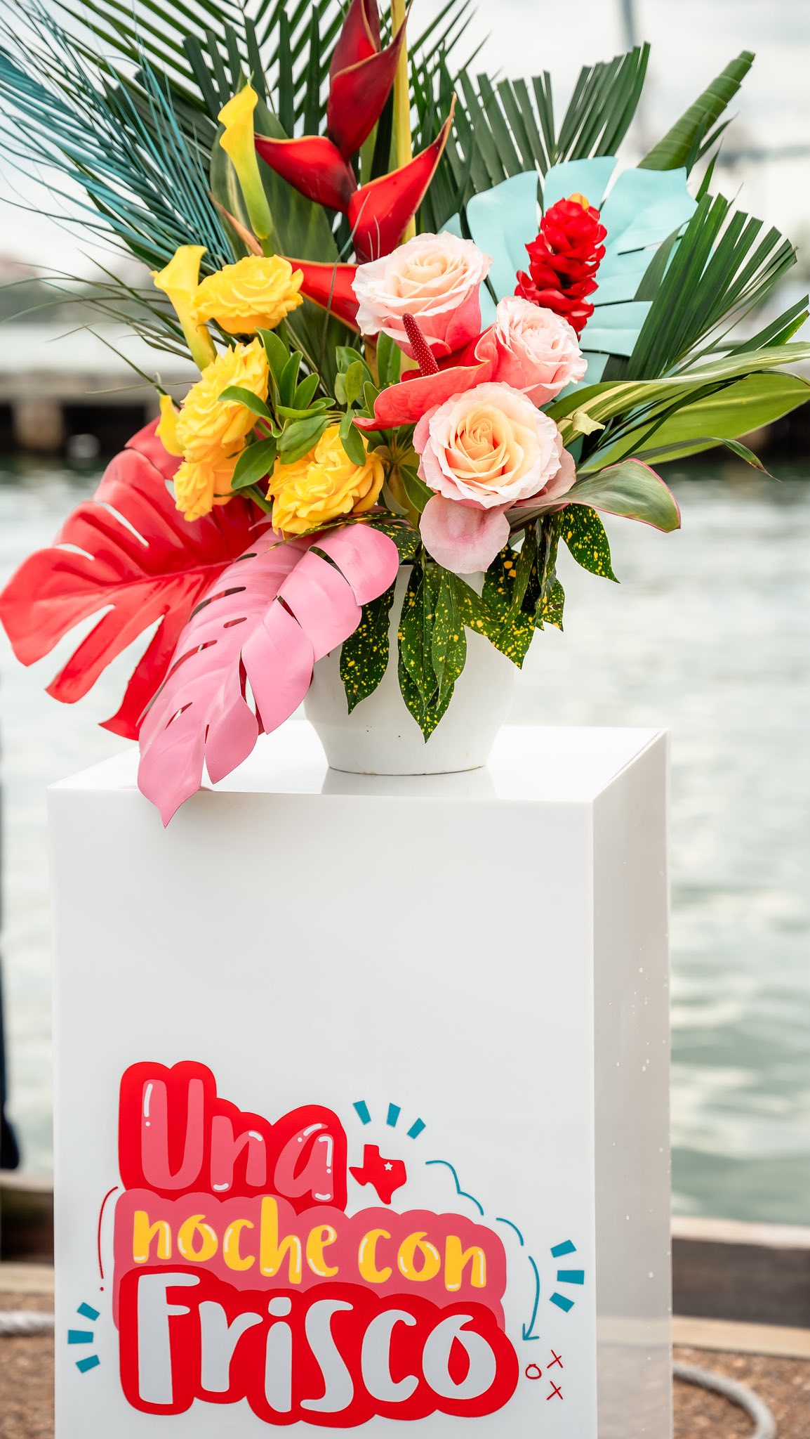 Una noche con Frisco!
The rain timed perfectly with setup and by the time guests arrived to the cocktail before embarking on their yacht the sky was clear!
We love to personalize our clients events from colors, to flowers, to weather predictions!
Welcome to Miami Frisco, we love to have you anytime!