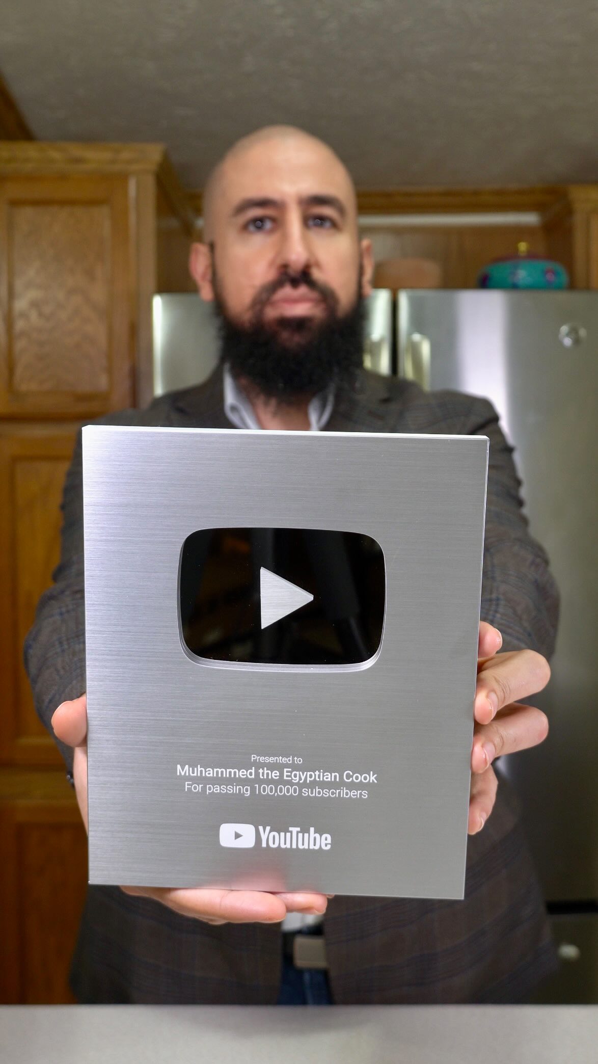 Watch to the end — warm and sentimental… until an unexpected guest appears in my kitchen!
@youtube @youtubecreators
#YouTubeCreatorAwards #TheEgyptianCook #EgyptianFood #OkayKhalas #WheresTheLahma #YallahBismillah #Bismillah