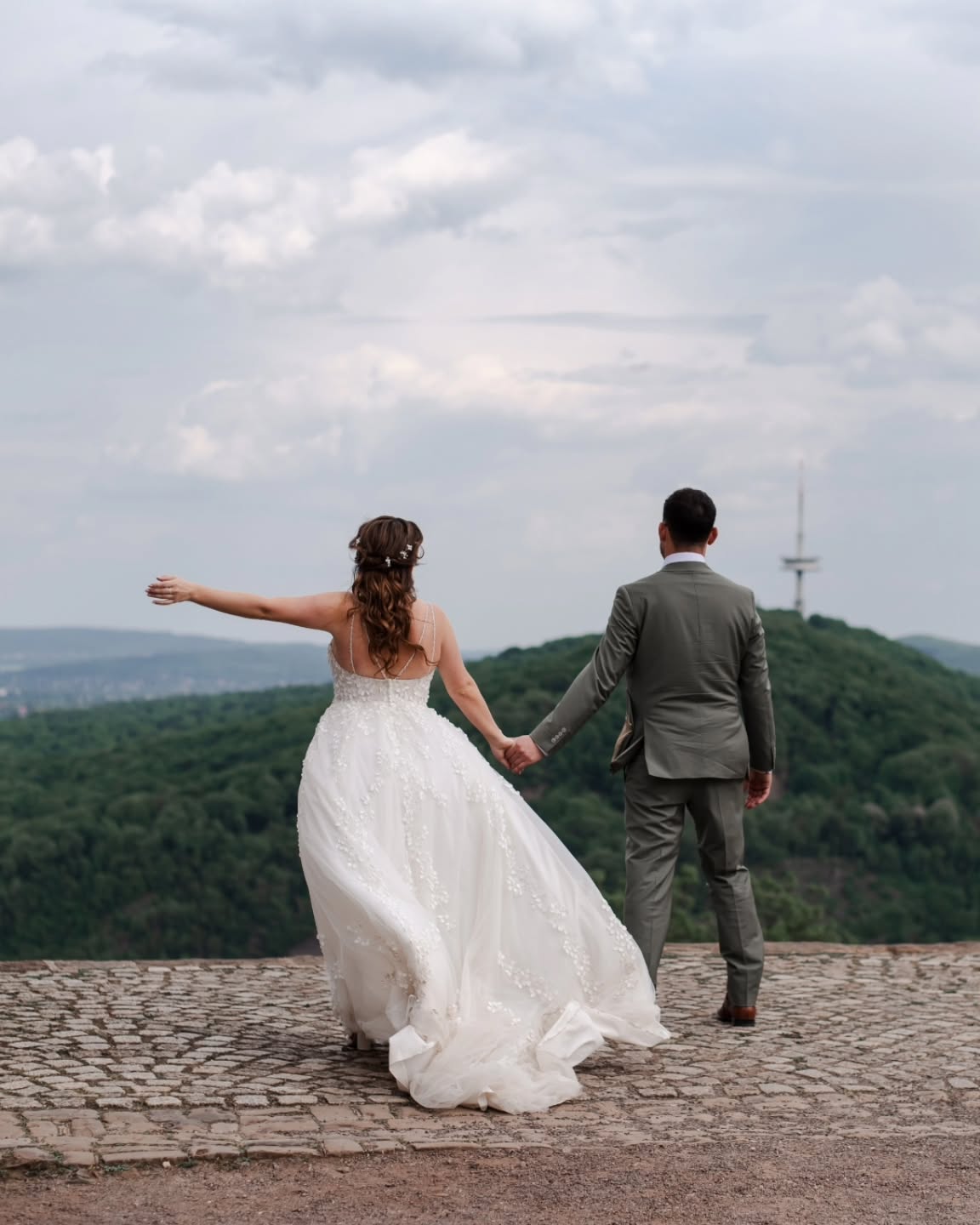A♡M
#stunning #summerwedding #wedding #love #happiness #weddingphotography #nature #pastels #view #wind #weddingdress