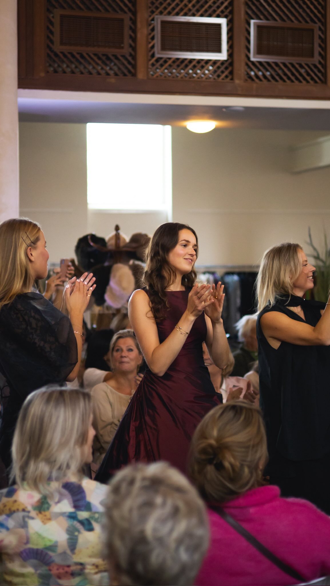 SWITS FASHION EVENT 2025 🪩
Wat een middag! Op 28 september veranderde de kerk in een waar modeparadijs tijdens ons Swits Fashion Event 2025. Een unieke locatie, een bomvolle zaal, spectaculaire show, mooie muziek en vooral: een fantastische sfeer en prachtige outfits!
#switssecondhand #designervintage #newcollection
