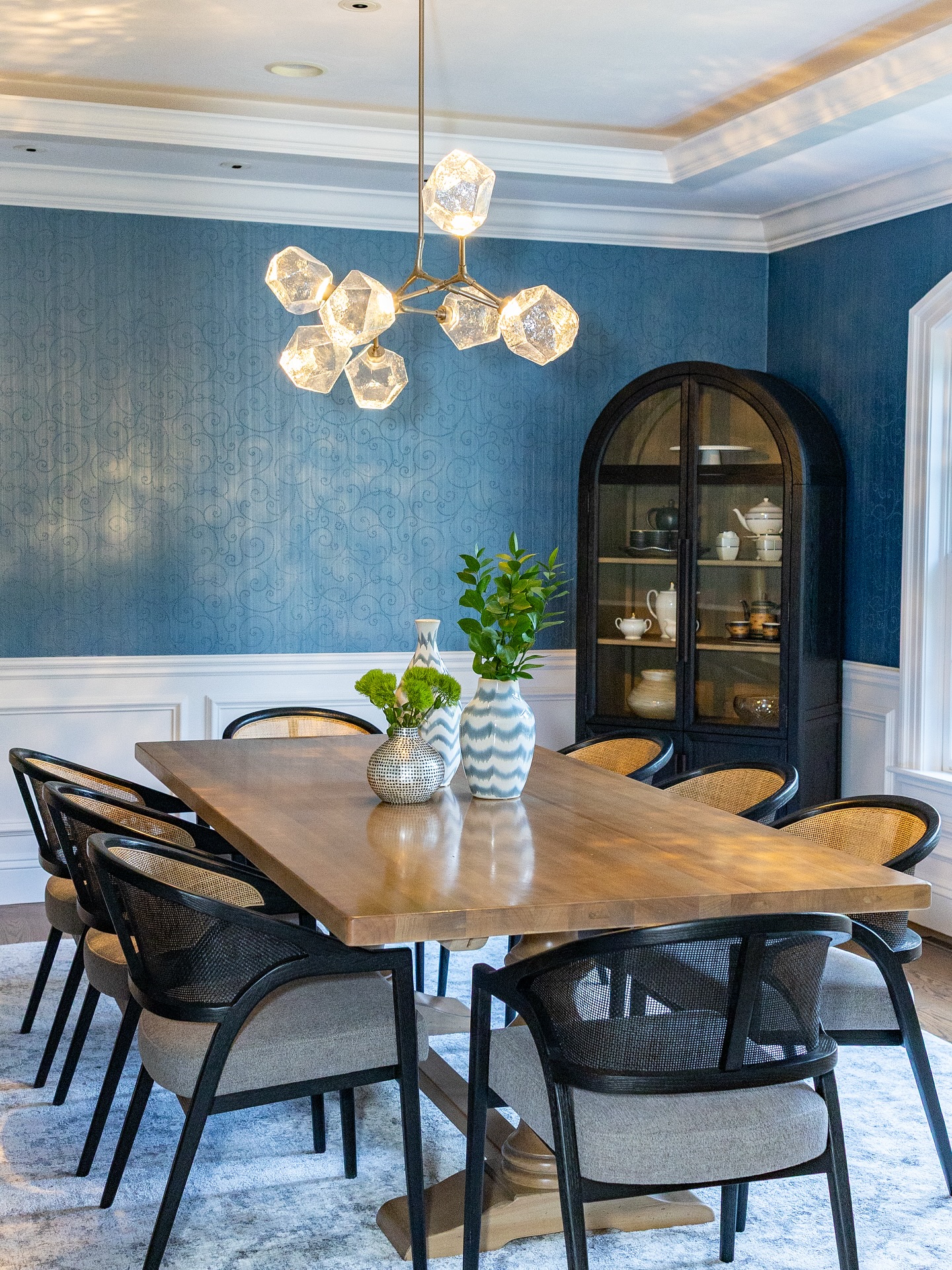 When you are photographing a room, the rule is to not turn on lights but we couldn’t resist sharing the beauty this light fixture casts.
📸 @lisawest_photos
.
.
.
#diningroomdesign #diningroominspo #diningroomtable #diningroomlighting #wallpaperinspo #moderndining #contemporarydining #interiorhomestyle #homeinteriordetails #homeinteriordesign #homedesigner #homestyledecor #homestylinginspo #homestylingideas