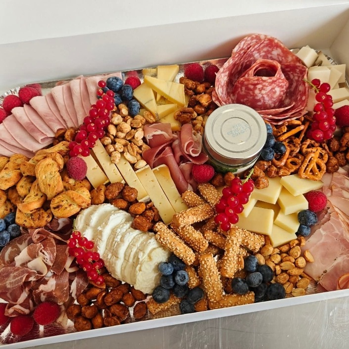 🥳🎉 Je fête les 1 an de CLEA Gourmandine ! 🎂🎊
Pour célébrer cette première année remplie de gourmandises, je vous offre un super plateau apéro pour 4 personnes ! 🧀🍇🥖🍷✨
📢💬 Comment participer ?
- Aimez ma page Instagrame @CLEAGourmandine ❤️.
- Doublez vos chances en participant aussi sur ma page Facebook @CLEAGourmandine
- Likez et partager ma publication 👍.
- Identifiez 3 amis en commentaire avec qui vous aimeriez partager ce super plateau apéro 🗣️💬.
⏳🗓 Concours valable jusqu’au 20 octobre à minuit !
🎁🎊 Tirage au sort le 21 octobre – je publierai le nom du gagnant ici même !
Bonne chance à tous ! 🍀🤞
#CLEAGourmandine1An #ConcoursApéro #GagnezAvecCLEA #AnniversaireGourmand