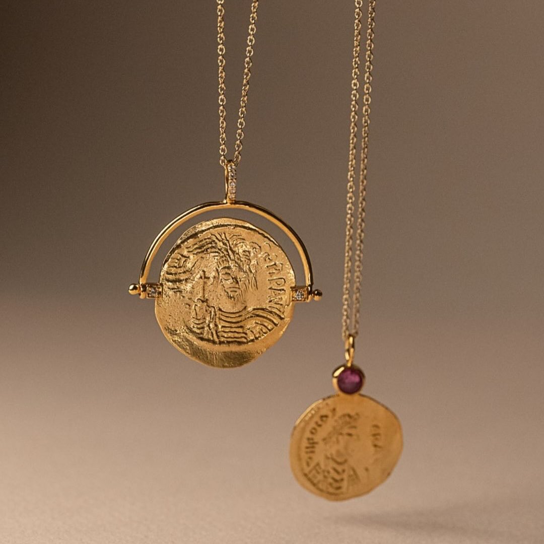 Gold pendants from Heritage collection featuring replicas of historic coins. Each design revives symbols of gods, heroes, and timeless myths. Handcrafted in 14k yellow gold.
Explore our fine jewelry collections at our store on Voukourestiou 35, Athens ✨
#fotinipsarouli #fotinipsaroulijewellery #handmade #handmadejewelry #finejewelry #ancient