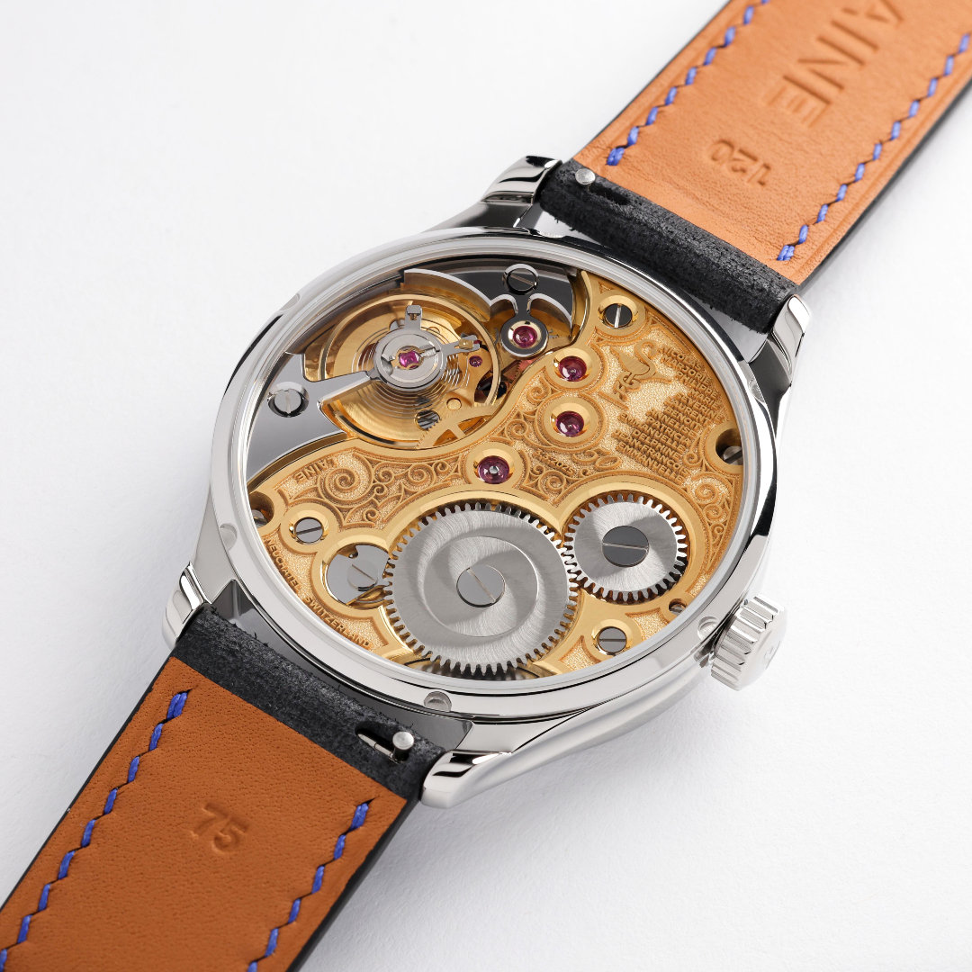 Flip it over and voilà, your story, your logo, your name. Laine doesn’t just make movements, we make them yours✍️
#custommade #bespoke #guilloche #torstilaine #watchfam #lainewatches #watch #microrotor #swisswatches