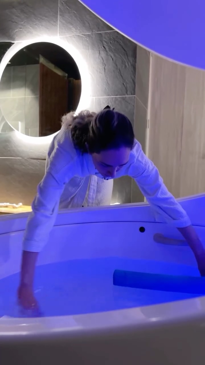 En un mundo lleno de estímulos, el cuerpo y la mente necesitan desconexión. La cámara de flotación crea un ambiente libre de distracciones, donde el silencio y la ingravidez reducen los niveles de cortisol —la hormona del estrés— y favorecen la relajación profunda.
✔️ Disminuye la ansiedad y el insomnio
✔️ Mejora la concentración y el estado de ánimo
✔️ Favorece la recuperación física
La cámara de flotación es una herramienta respaldada por la ciencia que apoya tu salud mental y contribuye al equilibrio integral de tu bienestar.
Para más información o agendar tu cita comunícate al link de nuestra biografía o visítanos en Bogotá📍en la Autopista Norte # 114-44 tercer piso