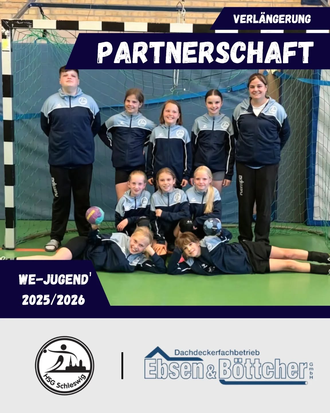 Verlängerung der Partnerschaft!
Wir freuen uns sehr, auch in der Saison 2025/2026 den Dachdeckerfachbetrieb Ebsen & Böttcher aus Dannewerk an unserer Seite zu wissen! 💙🤍
Für die neue Spielzeit hat das Unternehmen unsere wE-Jugend | 1 erneut ausgestattet und so können alle Mädchen und das Trainerteam als echte Einheit vor und nach dem Spiel auftreten. 👏🏼
Ein großes Dankeschön an Ebsen & Böttcher für die tolle Unterstützung und das Vertrauen in unsere Jugendarbeit! 💪🏼🤝
#hsgschleswig
#willkommenanderschlei