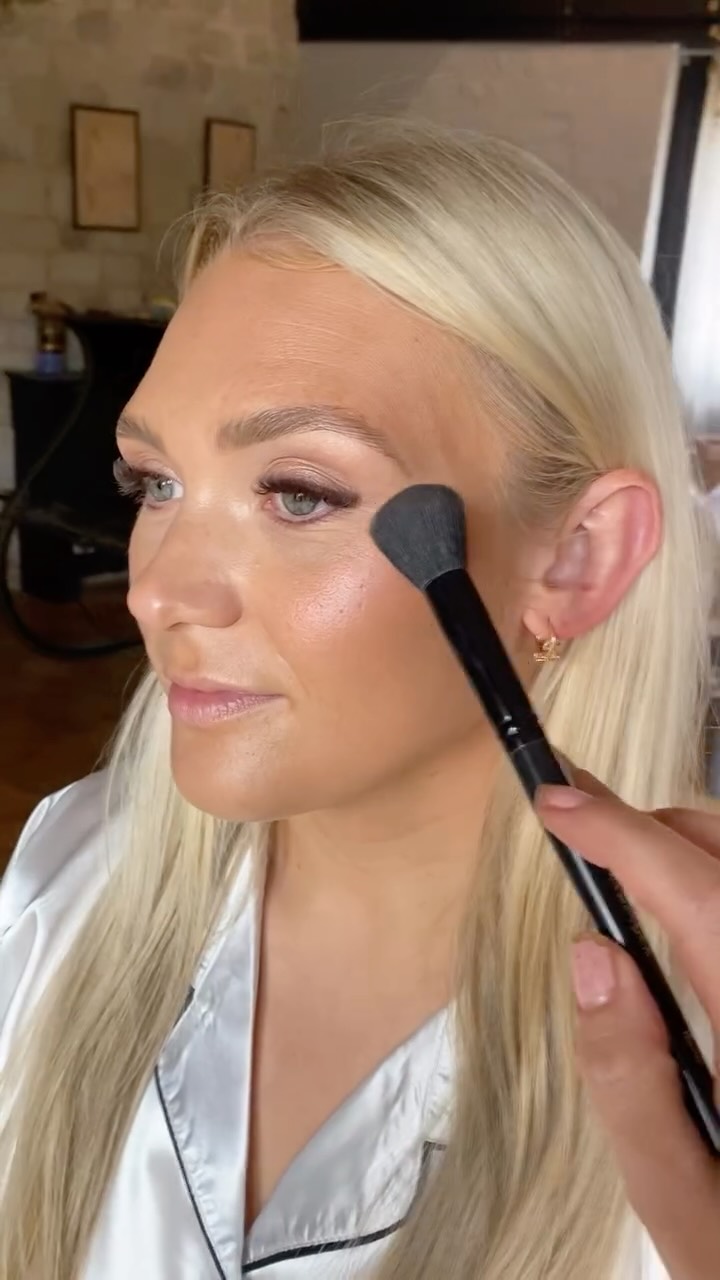 Kirsten 💫 Such a fun morning and quite possibly the most chilled, sweetest bride - those little snack bags 🤍🥺 Loved getting you all ready and especially the old school R&B which we were 100% there for!! 💃🏻 🤍
.
.
#bride #brides #bridesmaids #makeup #makeuptutorial #bridal #bridalmakeup #hairandmakeup #surreybride #burycourtbarn