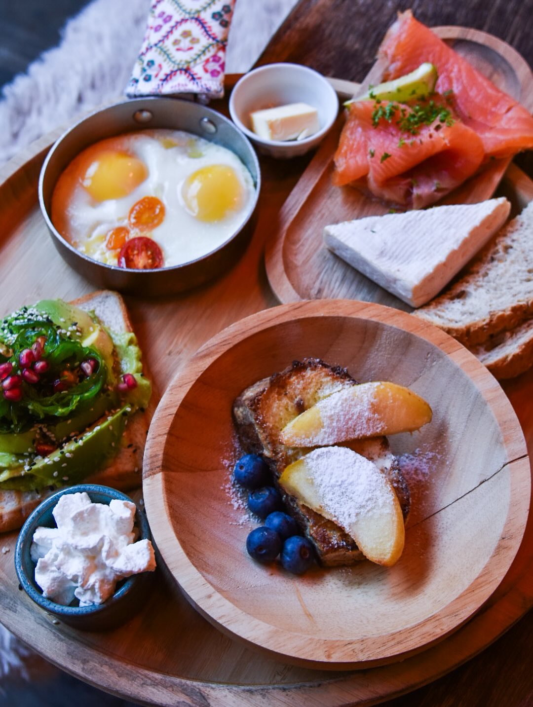 🍁 An autumn in Durbuy… 🍁
Strolling through the streets, admiring the golden colors, breathing in the fresh air… And then stopping at Édouard Garden Coffee!
By the fireplace, or in our covered & heated winter garden, discover our new BRUNCH formula served every day from 11 a.m.
Because brunch is no longer just for Sundays… but for every day.
A brunch plate accompanied by a coffee or a glass of champagne…
The choice is yours!
So this autumn, we offer two BRUNCH formulas:
🥓 Farmer’s Brunch – €25
• Organic eggs with bacon
• Brioche French toast with caramelized apples & whipped cream
• Toasted bread, butter & local jam
🥑 Fisherman’s Brunch – €25•
• Avocado wakame toast
• Toasted bread, butter, cheese & local jam
• Brioche French toast with caramelized apples & whipped cream
• Organic eggs with salmon
📍 Old town of Durbuy – Édouard Garden Coffee
~~~~~~~~~~~~~~~~~~~~~~~~
🍁 Un automne à Durbuy …🍁
Flâner dans les ruelles, admirer les couleurs dorées, respirer l’air frais… Et puis, s’arrêter chez Édouard Garden Coffee !
Au coin du feu, ou dans notre jardin d’hiver couvert & chauffé, découvrez notre nouvelle formule BRUNCH servie tous les jours dès 11h.
Parce que le brunch, ce n’est plus seulement le dimanche… mais tous les jours.
L’assiette brunch accompagnée d’un café ou d’une coupe de champagne…
À vous de choisir !
Donc et automne on part sur deux formules BRUNCH :
🥑 Fisherman’s Brunch – 25€
• Œufs bio au saumon
• Toast avocat wakame
• Pain toasté, beurre, fromage & confiture locale
• Pain perdu brioché pommes caramélisées & chantilly
🥓 Farmer’s Brunch – 25€
• Œufs bio au bacon
• Pain perdu brioché pommes caramélisées & chantilly
• Pain toasté, beurre & confiture locale
🍄🍄🍄 #durbuy #durbuybelgium #durbuytourisme #autumn #autumnvibes🍁 #autumnmood #brunch #brunching #brunchtime #brunchdurbuy #belgianbar #belgiumtravel #belgiumtrip #restaurantdecor #bestfoodever #brunchislife #specialmoments #fallstyle #enjoyfood #