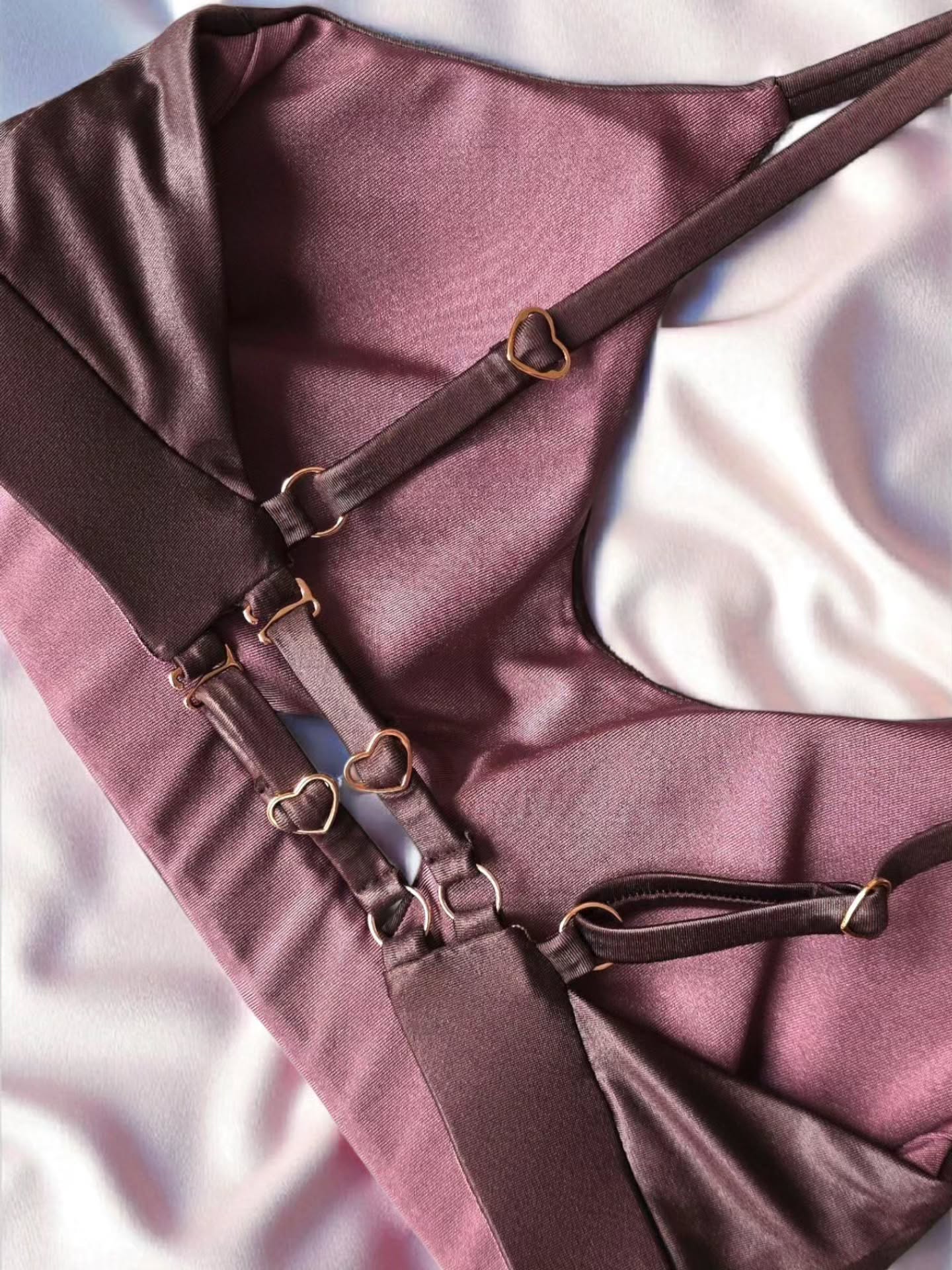 Detale, które mają znaczenie... Nasze produkty powstają z dbałością o najmniejszy szczegół 🤎
Przekonaj się sama wybierając komplet z naszej limitowanej kolekcji dostępnej na www.ewabednarska.com
#details #polewear #qualityproducts #activewear