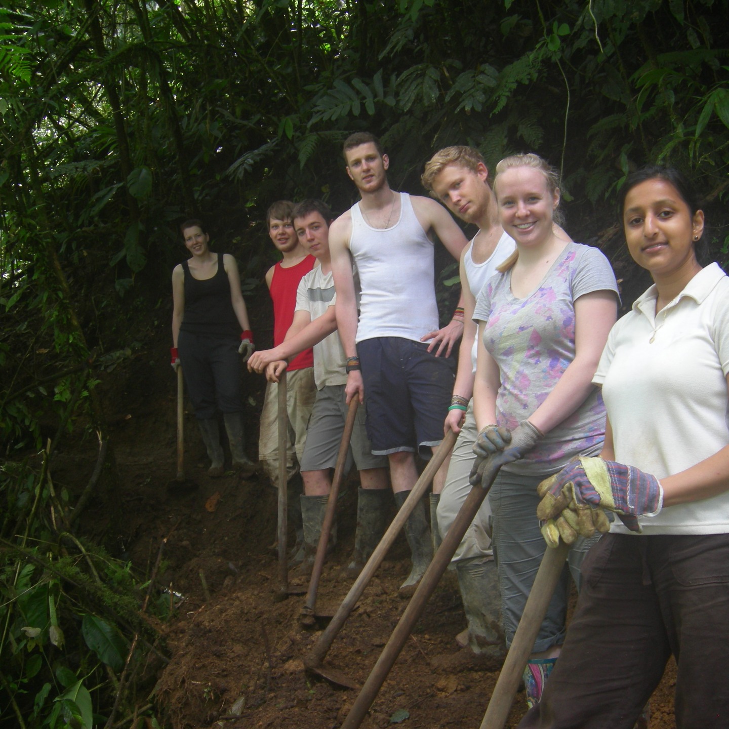 A long long time ago in a forest far far away. :)
We found these pictures on a memory card that was "hidden" somewhere in our office.
It shows images of the group that opened the trail between the waterfall trail and sugar cane.
Back in 2011.
Great work guys, thank you very much!