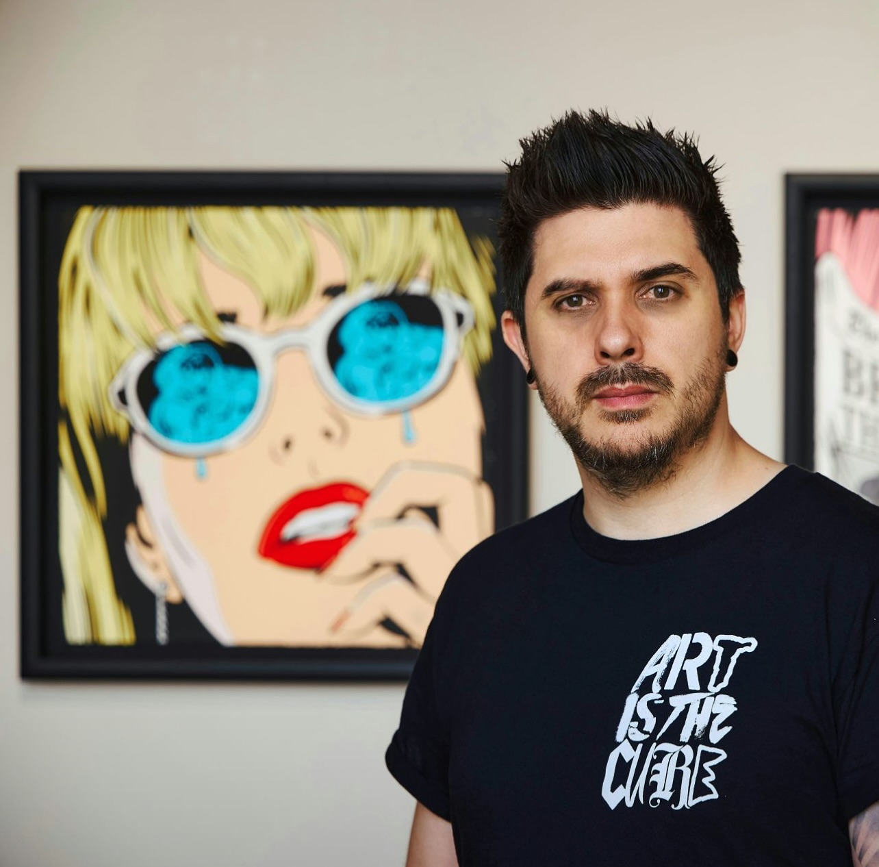 “Look serious”… 📸