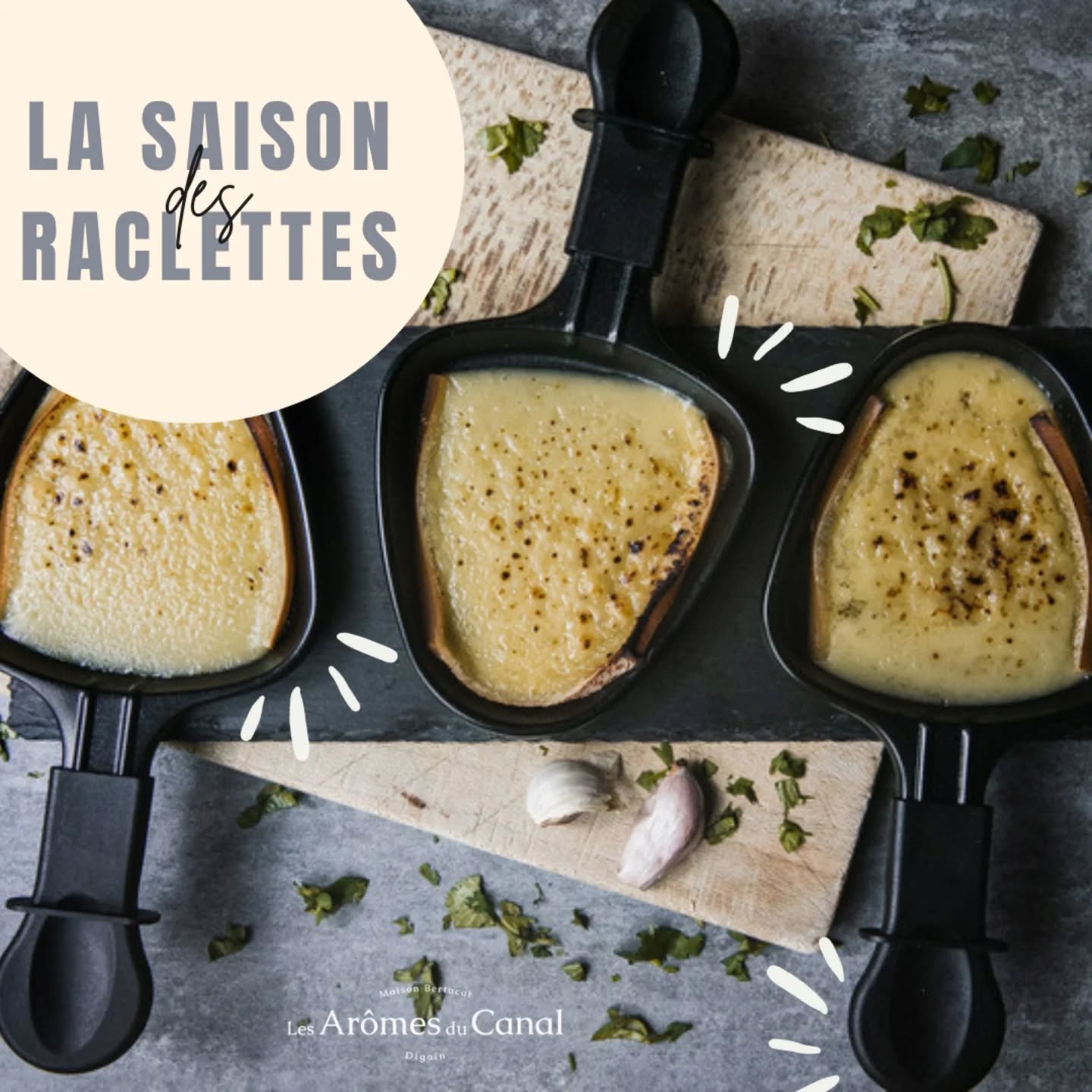 | Fromage |
La raclette fait son grand retour à la boutique ! 🧀 Le repas convivial par excellence, qui réchauffe le cœur !
Une nouveauté cette année : la Raclette Suisse au Vin Blanc ✨️ Retrouvez également les incontournables Raclettes Nature, Fumée et au Poivre. Dites-nous quelle déclinaison est votre préférée !
Nous vous préparons vos plateaux de fromages à raclette sur commande 📝 N'hésitez pas à nous appeler ou à passer en boutique pour le composer.
#fromage #raclette #raclettelover #epiceriefine #caviste #digoin