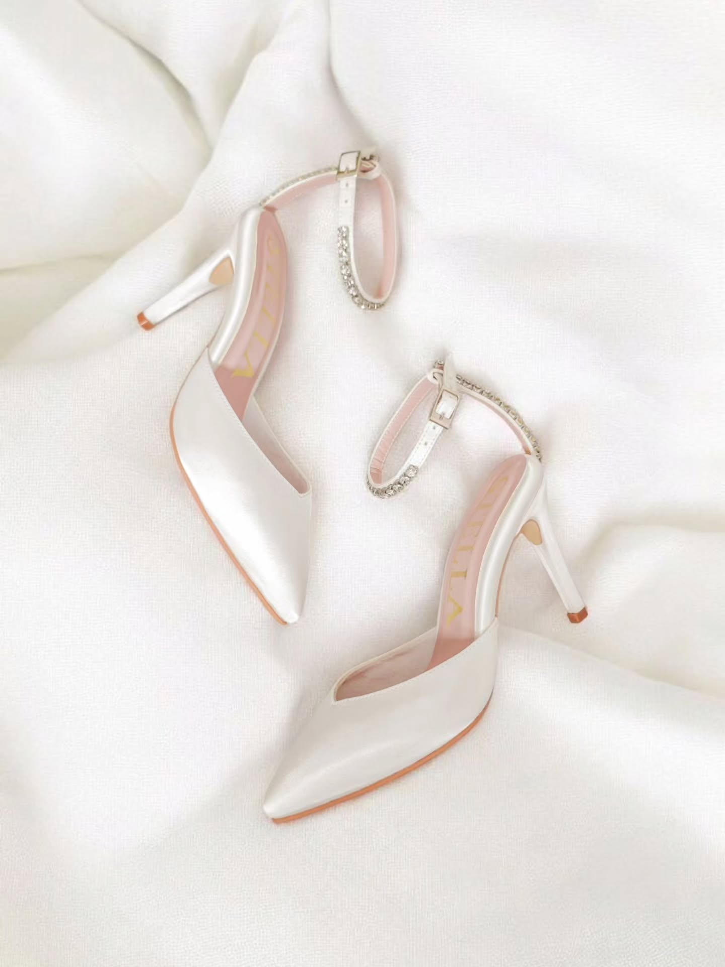 ✨ La elegancia se ve… pero la comodidad se siente ✨
Nuestros zapatos de novia Stella Shoes están diseñados para acompañarte desde el primer paso hasta el último baile 💃🏼🤍
Cada par está elaborado a mano, con plantillas acolchonadas y memory foam, brindando máximo confort sin renunciar al estilo.
Porque sabemos que una novia feliz camina segura, cómoda y radiante 💍
💌 Personalízalos a tu medida o elige de nuestra línea de entrega inmediata.
📍Visítanos en tienda o mándanos DM para agendar tu cita.
#ZapatosDeNovia #StellaShoes #BrideToBe #NoviasMéxico #NoviasMonterrey #WeddingShoes #ZapatosComodos #MemoryFoam #ZapatosArtesanales #HechoEnMéxico #BridalHeels #BrideComfort #ZapatosDeDiseño #BrideAesthetic #ZapatosParaNovia