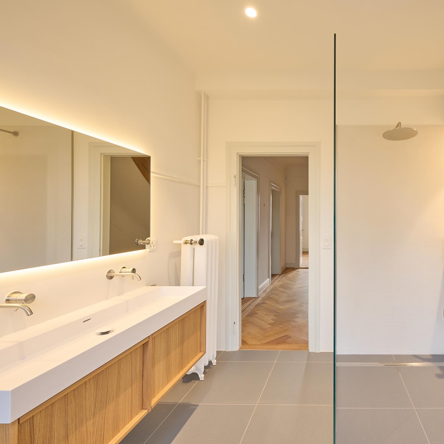 🛁 Von Zeitlosigkeit inspiriert 🛁
Das frisch sanierte Badezimmer im Altbau erstrahlt im warmen Charme von Eiche. Der von uns konstruierte Waschtisch-Unterschrank fügt sich perfekt ein, bringt Wärme in den Raum und bindet den edlen Eichenparkett der Nebenräume stilvoll zusammen. 🤎
Made by Schweighauser
#badezimmer #altbau #eiche #holzhandwerk #schreinerei #innenausbau #unterschrank #waschtisch #holzdesign #baselmade #swissmade #baselinteriordesign #madeinswitzerland #raumgestaltung #altbaubad #holzliebe
