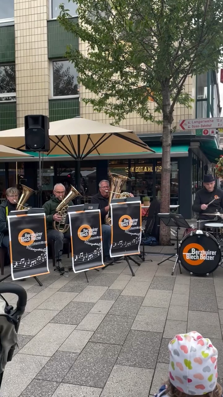 Berzbuirer Blech Bolzer live auf dem Dürener Schlemmermarkt! 🎺
-
Am 8. Oktober 2025 bringen die @blech_bolzer ab 18 Uhr noch mehr Stimmung auf den Schlemmermarkt Düren! Von traditioneller Polka über mitreißende Märsche bis zu modernen Pop-Klassikern – das Mini-Blasorchester sorgt dafür, dass keiner stillstehen kann. 🥳💃
Perfekt, um bei leckerem Essen und guter Musik den Saisonabschluss des Schlemmermarktes zu genießen. Kommt vorbei, hört zu und feiert mit uns! 🎶🍴
#BerzbuirerBlechBolzer #LiveMusik #SchlemmermarktDüren #PolkaPopParty #DürenErleben