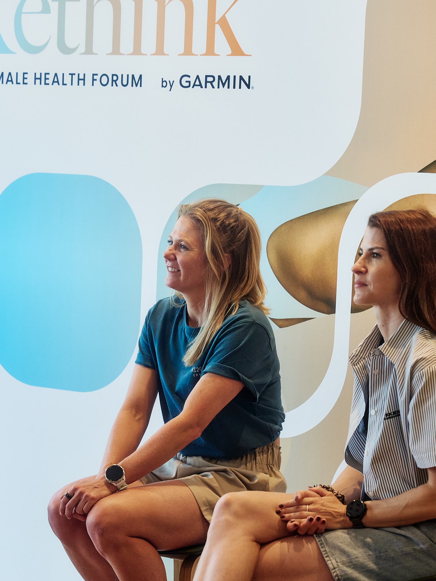 Frauengesundheit neu denken ✨
Nächste Woche darf ich wieder als Speakerin beim RETHINK Event von @garmindach dabei sein – ein Format, das sich ganz der Frauengesundheit und dem Zyklusbewusstsein widmet. 💫
In den letzten Wochen lese ich immer wieder Beiträge, die betonen, dass zyklusbasiertes oder zyklusorientiertes Training wissenschaftlich nicht eindeutig belegt sei. Und ja – das stimmt.
Als Sportwissenschaftlerin lege ich großen Wert auf evidenzbasierte Ansätze und Forschung. Gleichzeitig glaube ich aber auch: Nicht alles, was nicht wissenschaftlich bewiesen ist, ist automatisch falsch.
Es gibt beim Thema „Training und Zyklus“ kein klares richtig oder falsch, kein schwarz oder weiß.
Ich bin selbst Athletin und spüre sehr wohl Unterschiede in meiner Leistungsfähigkeit, je nach Phase meines Zyklus. Dass Hormone Einfluss auf unsere physische, psychische und kognitive Leistungsfähigkeit haben, steht außer Frage. Wie stark dieser Einfluss ist, das ist individuell und hängt von so vielen Faktoren ab.
Als Trainerin stehe ich weder für noch gegen zyklusorientiertes Training.
Mir ist wichtig, dass sich meine Athletinnen verstanden und individuell wahrgenommen fühlen. Wenn jemand Unterschiede im Zyklus spürt, dann möchte ich genau das nutzen, nicht dogmatisch, sondern als Werkzeug für ein besseres Körperbewusstsein und ein effektiveres Training.
Die Sportwissenschaft ist bekanntlich die Wissenschaft der Mittelwerte, aber gerade in der Arbeit mit Frauen zeigt sich immer wieder, dass es diese Mittelwerte oft nicht gibt.
Deshalb überlasse ich es jeder Athletin selbst, inwieweit wir gemeinsam zyklusbasiert trainieren – und begleite sie auf ihrem Weg so individuell wie möglich.
Der Austausch beim RETHINK Event in Leipzig ist in meinen Augen unglaublich wertvoll. Denn dort treffen viele Frauen mit ganz unterschiedlichen Erfahrungen, Meinungen und Perspektiven aufeinander. Und auch wenn wir nicht alle einer Meinung sind, verbindet uns eines:
Die Faszination für den weiblichen Körper – ein System, das so komplex, individuell und wunderbar bleibt, dass wir es vielleicht nie vollständig verstehen werden. Und das macht es für mich so spannend 🌿.
📸 @mr_flixter