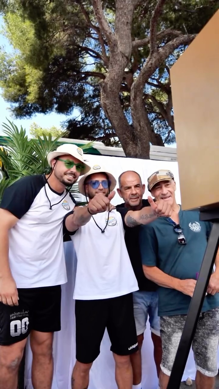 Un moment tout simplement incroyable 😍
Merci à tout le monde : participants, spectateurs, passionnés, familles et amis venus partager cette ambiance unique avec nous. 💛
Un merci particulier à nos partenaires et à la Ville de Fos : sans vous, rien ne serait possible. Votre soutien nous permet de rêver plus grand à chaque édition. 🙏
Et bien sûr, une pensée immense pour les bénévoles : votre énergie, votre engagement et votre sourire sont la vraie force de cet événement. 🫶🏻
On se retrouve dans quelques mois pour une édition encore plus grandiose 🔥
Toujours portée par cette passion commune et cette convivialité qui font l’âme de Fos-en-Pétanque. ❤️🔥
Encore une fois : MERCI À TOUS!
#petanque #fossurmer #fosenpetanque #concoursdepetanque
L’abus d’alcool est dangereux pour la santé, à consommer avec modération 🔞
Crédit musique : Tinlicker feat. Nathan Nicholson - Be Here And Now