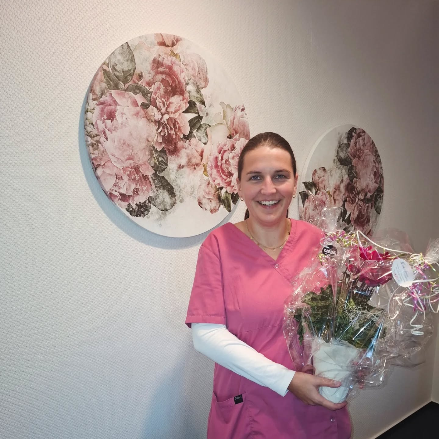 Moin,Moin!
🌸🌸🌸🌸
"Wer glücklich sein will, benötigt Mut...
Mut zur Veränderung, neue Brücken zu bauen,
alte Pfade zu verlassen und neue Wege zu gehen!"
Bereits seit dem 01.10.2025 ist die liebe Anne nun
bei uns.
Schon beim ersten Kennenlernen hat sie uns mit Ihrer offenen und fröhlichen Art begeistert!
Wir sind froh, dass wir dich für unsere Arbeit gewinnen konnten.
Das Pflegeteam Steinfeld begrüßt dich mit offenen Armen.
Wir sind uns ganz gewiss, dass du unsere Kunden genauso verzaubern wirst!
Schön, dass du da bist.
#pflegeteamsteinfeld #hauswirtschafterin #ambulanterpflegedienst #zuhauseleben #gemeinsampflegen #Teamwork #teamliebe
#herzlichwillkommen❤️ #gesuchtundgefunden #neuetürenöffnen #schöndassdudabist #muttutgut