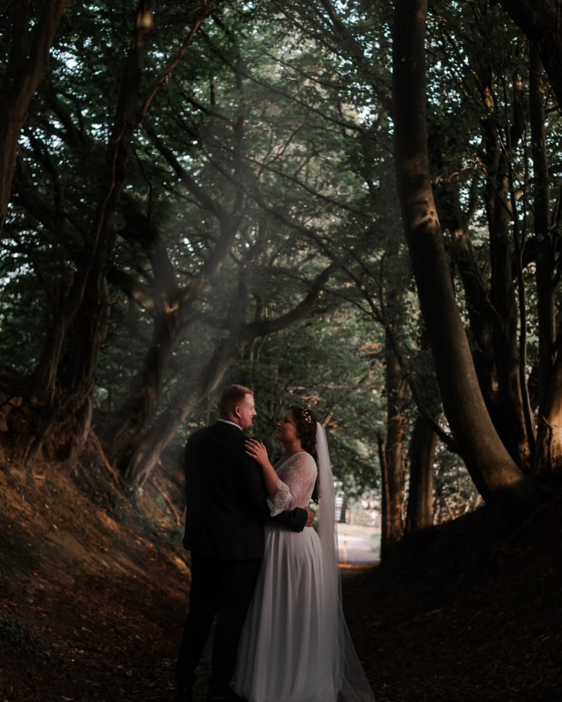Hello Fall Weddings! 🍂🍁☀️
Oh I am a lover for all the seasons...
#fallwedding #wedding #weddingphotography #mood #nature #light #lightlovers #paintedbythesun