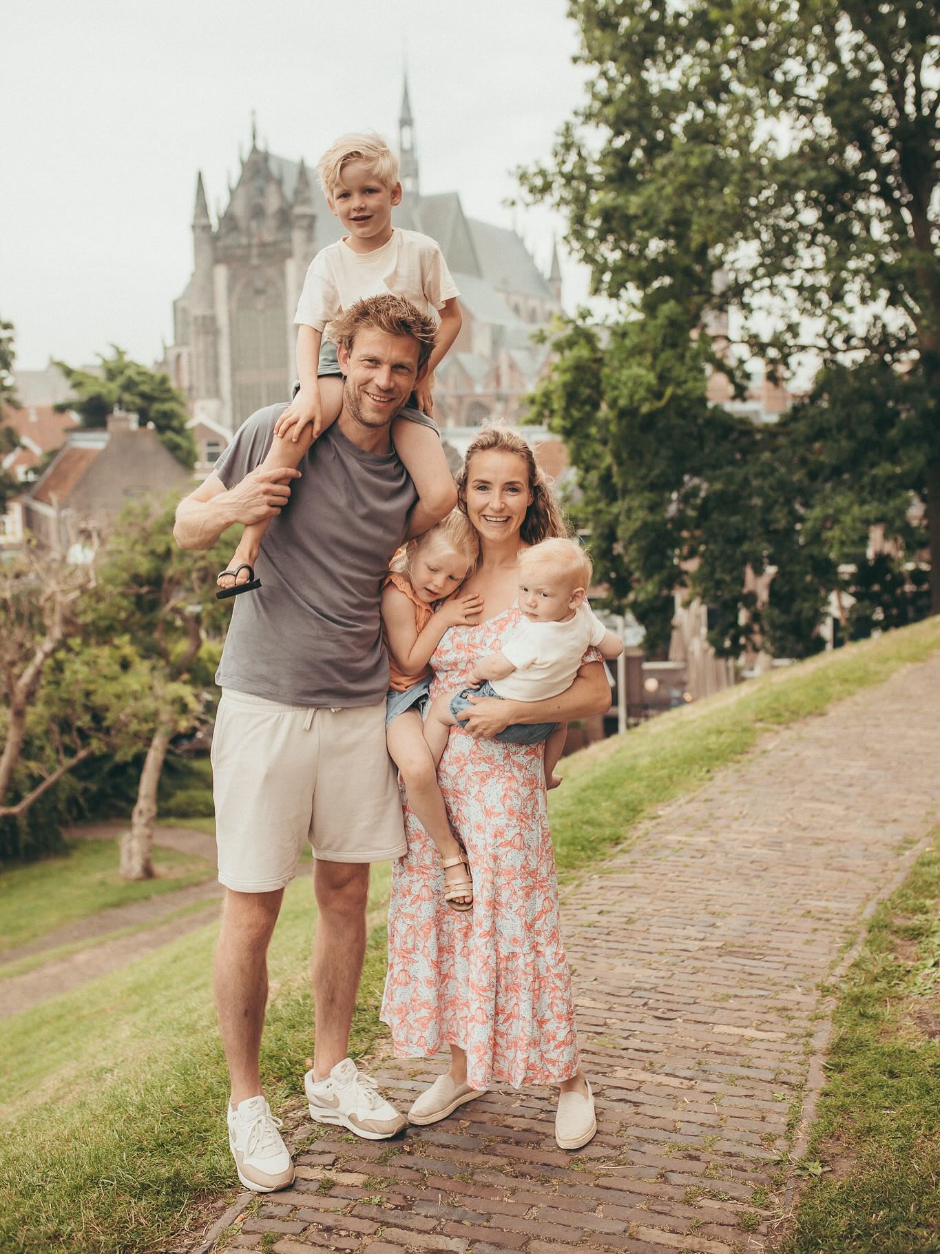 Familiefoto’s hier in het mooie Leiden 📍 Wat bijzonder om jullie af en toe te mogen fotograferen en de kids te zien opgroeien — het blijft magisch. Zo mooi samen. Prachtige mama, lieve papa, de kindjes én de brave 🐕 🧡🫶🏼
✎………………………………....
.
.
.
.
.
.
.
.
#familiefotografie #gezinsfotografie #familieportret #liefde #herinneringenmaken #lachenvangeluk #pureliefde #gezinsmoment #fotografie #gezinsleven #dierbaremomenten #familygoals #familytime