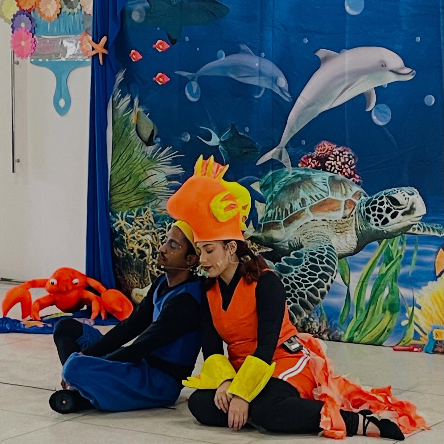 Ontem foi dia de muita arte e ternura com o nosso espetáculo “Cadê Minhas Cores?”, do projeto Teatro para Bebês da Cia Cambaio! 💛💙❤️
Queremos agradecer de coração à equipe da @crechefraternidademeninojesus pelo acolhimento maravilhoso, pelo amor que transborda em cada gesto e pelo cuidado genuíno com as crianças. Foi uma alegria sentir de perto tanto carinho, dedicação e sensibilidade no ambiente de vocês. 🌸👶
Nosso projeto Teatro para Bebês é uma iniciativa criada especialmente para o primeiro contato dos pequenos com o universo teatral. Através de cores, sons, ritmos e movimentos, promovemos uma experiência sensorial lúdica, afetiva e cheia de descobertas — um mergulho delicado nas emoções e na imaginação. 🌈✨
Obrigada, @crechefraternidademeninojesus , por abrirem as portas para a arte desde cedo! 💫
Cadê Minhas Cores? Direção @izzyaamorim , com os incríveis @davidazuoss @tomzauos @anegadri
#TeatroParaBebês #CiaCambaio #AcademiaDasCores #EducaçãoInfantil #CrecheMenJesus #PrimeiraInfância #TeatroInfantil #ArteQueTransforma #DesenvolvimentoInfantil #PedagogiaAfetiva #EducaçãoComAmor #AprenderBrincando #MundoLúdico #PaisEFilhos #ProfessoresQueInspiram #CulturaInfantil #ArteNaEscola #CuidarEEncantar