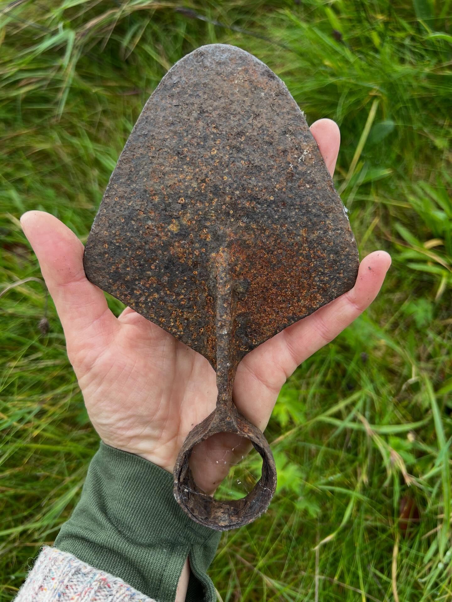 foras /fɔrəs/
fir. gin. -ais, iol. -an
1 information, knowledge 2 inquiry
Hands play grow tacit knowing through tools, place nourishment and work
I've felt very moved by the passing of Manchàn this week, reminded of the dear ones I've known as friends and tradition bearers who have gone.
We carry in us the ways of seeing and knowing they taught us.
If Gàidhlig culture is 'the carrying steam' then they were the gems in the river.
#creativepractice #gàidhlig #traditionbearers #placebased #waysofseeing #lèirsinn