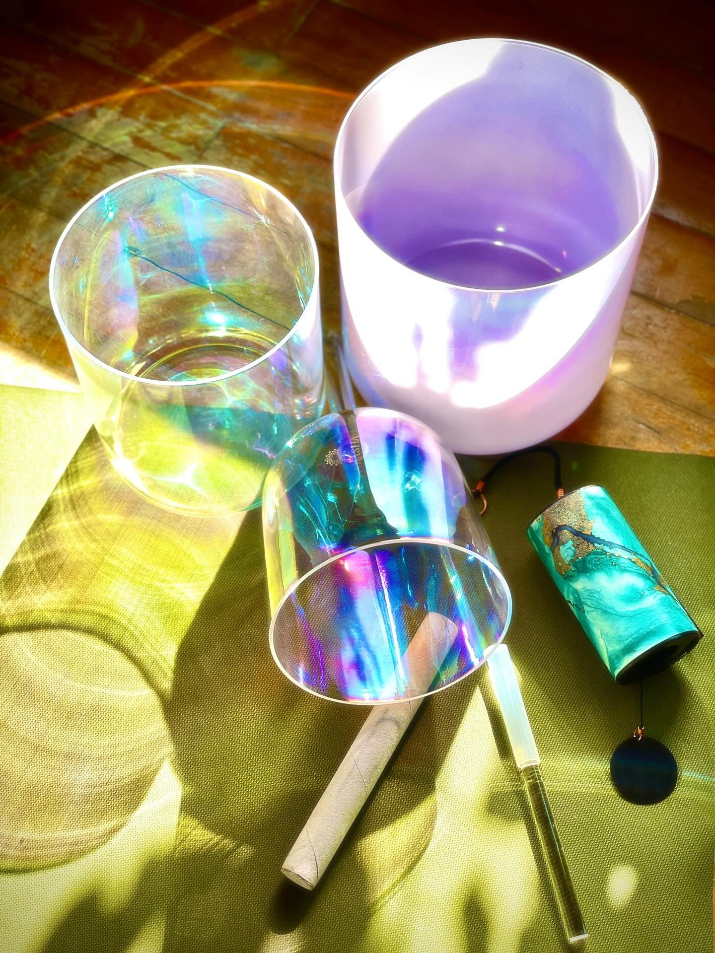 SOUNDBATH 🎶
Nāda-Brahman, die Welt ist Klang heißt es bereits in den ältesten Yogatraditionen.
Wir leben in einem energetisch schwingenden und klingenden Universum. Dies gilt auch für unseren Körper, denn jede Zelle in unserem Inneren hat eine eigene Resonanzfrequenz und pulsiert im Rhythmus des Lebens.
Kristall-Klangschalen wirken durch ihre Schwingungen und Frequenzen tief auf unseren Körper, Geist und unser Energiesystem. Jede Schale erzeugt einen klaren, reinen Ton, der durch seine harmonischen Frequenzen die natürliche Schwingung des Körpers unterstützt und ins Gleichgewicht bringt.
Diese Kraft des Klangs lassen wir zum Tagesausklang in einer wunderbaren Soundmeditation auf uns wirken... Die sanften Töne, kombiniert mit Klangspielen leiten dich in eine tiefe Entspannung und helfen, deinen Geist zu beruhigen.
Das Klang-Bad unterstützt dein Nervensystem dabei, sich zu regulieren, Stress loszulassen und innere Ruhe zu finden. Für 30 Minuten darfst du dir selbst die Erlaubnis geben, den Alltag hinter dir zu lassen, aufzutanken und nur für dich da zu sein. Eine feine kleine Auszeit, die dich ins Spüren bringt, dich erdet und mit neuer Verbundenheit in den Alltag zurückkehren lässt.
1 x montalich donnerstags nach der Yogastunde von 20.30 - 21.00 Uhr im Studio.
Termine:
9. Oktober 2025
6. November 2025
18. Dezember 2025
Teilnahme mit allen Memberships, Wellpass, Drop-In (10 €), 1/2 Einheit auf der 10er-Karte
#soundbath #klangschalen #crystalbowls #klangbad #soundmeditation