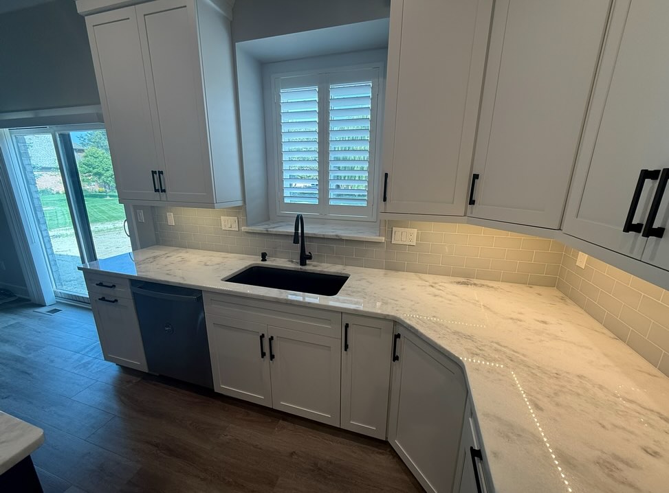 Another backsplash! Get yours today by visiting us online at kimbletile.com (link in bio).
#subwaytile #tile #backsplash #kitchen #kitchentile #kimbletile #virginiatile