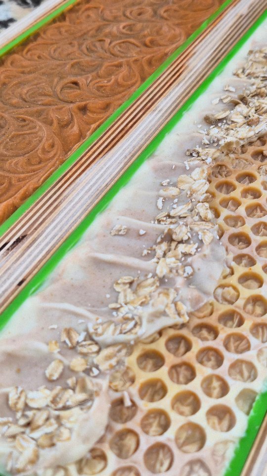 The sound of pure COMFORT! 🙌🏾
Our #MilkAndHoney bar. Its creamy, gentle and made to soothe every inch of your temple.
#SoapASMR #SqueakyTempleSoapery #MilkAndHoneyMagic #MadeWithLove #NaturalSkincare