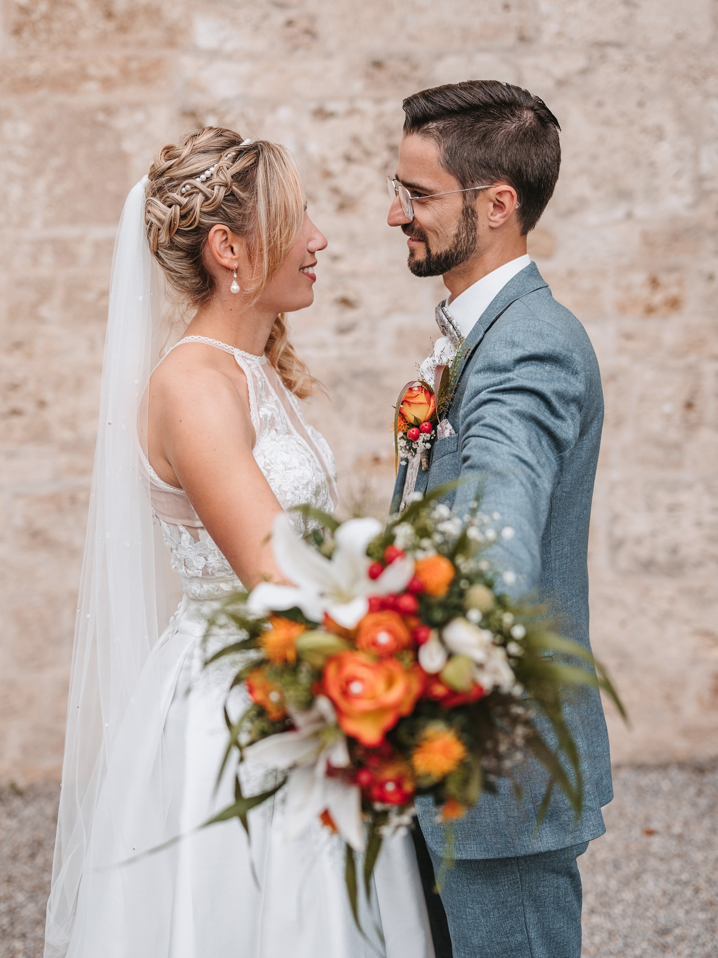 Ramona & Jan ✨ Ich durfte letzte Woche ein ganz besonderes Brautpaar begleiten. 🫶🏻
Wie viele von euch wissen, habe ich meine Fotografie-Reise ursprünglich in der Pferdefotografie begonnen – und genau dort habe ich auch @ramonaritzel kennengelernt. 🐴
Seitdem haben wir unzählige Projekte gemeinsam umgesetzt, und es war mir eine riesige Freude, diesmal ihren ganz großen Tag festhalten zu dürfen. 💍
Schon letztes Jahr durfte ich die beiden bei ihrer standesamtlichen Hochzeit begleiten – und jetzt auch bei der großen Feier. Es war so vertraut und einfach wunderschön. ❤️
Vielleicht wissen es ja auch einige: Ich bin nicht nur Fotografin, sondern auch Sängerin. 🎤
Bei dieser Hochzeit durfte ich tatsächlich beides verbinden – ich habe während der Trauung gesungen und fotografiert - zum Glück mit Unterstützung meiner lieben Kollegin @thanitruong , die in der Zeit für mich übernommen hat 📸.
Eine ganz besondere Erfahrung, die ich so schnell nicht vergessen werde. ✨
#Hochzeitsfotografie #Hochzeitsfotografin #Weddingphotographer #Hochzeit2025 #Brautpaar #LoveStory #Pferdefotografie #Sängerin #FotografinmitHerz #Hochzeitsreportage #WeddingVibes #EmotionalMoments #Hochzeitsliebe