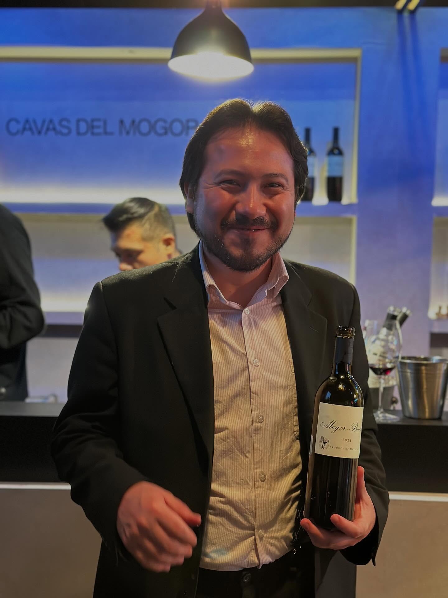 Post de apreciación al #vinomexicano🍇❤️🍷
1. Fügi - Casa Vigil
2. GW - Vinaltura
3. Cenzontle - El Empecinado
4. Rosado - Sierra Ursos
5. Tolochos - La Resistance
6. Pinot noir - Los Cedros
7. Centaurus - El Cielo
8. Mogor Badan - Mogor Badan
#díadelvinomexicano
