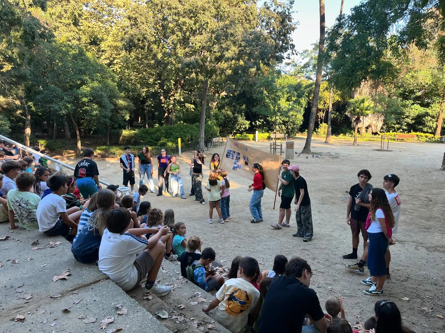Bon dia xirus!!☀️🩵
Dissabte vam fer el primer dia d’esplai, vam anar tots junts al parc de Can Solei i vam fer una super activitat per descobrir quins monitors i monitores tindrà cada grup durant aquest curs!!🍄🌳🌸
Comença el curs i en tenim més ganes que mai!🩵
#dissabtesdesplai