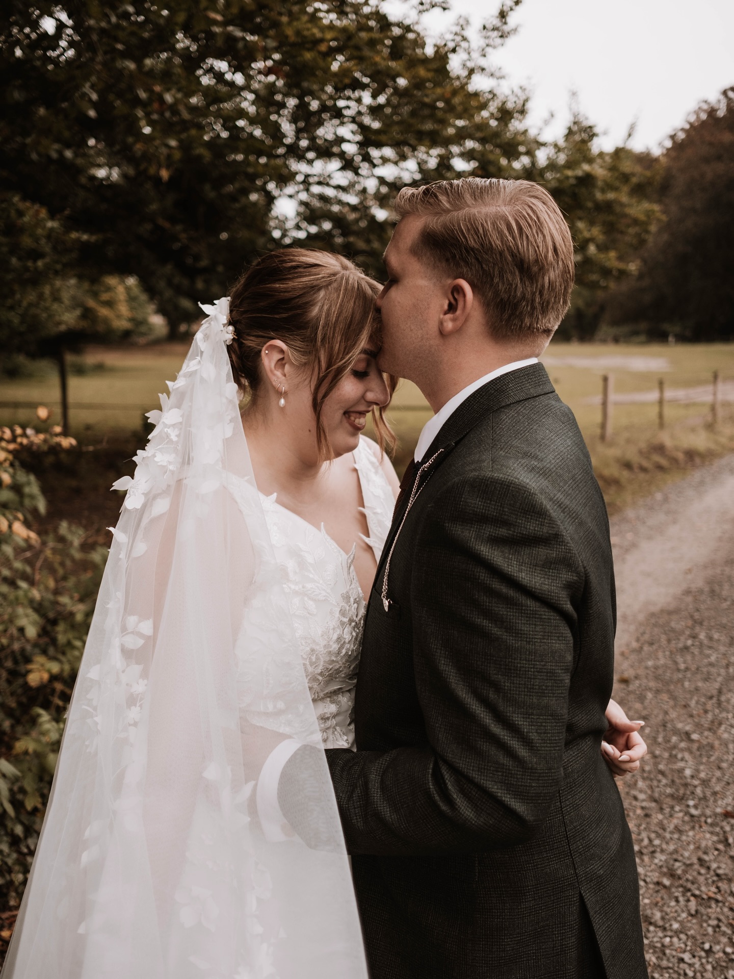 Its autumn🍂🍁
Dat betekent dat het weer tijd is voor herfstbruiloften! En ohh, wat ben ik fan van die hersftbruiloften; het weer wordt kouder, de kleuren warmer en alles wordt gezelliger (niet voor niets dat ik zelf ook in oktober ben getrouwd)!
Afgelopen weekend mocht ik die van dit mooie stel vastleggen. 🤍✨
.
.
.
.
#herfstbruiloft #bruidsfotografie #trouwfotograaf #trouwfotografie #trouwenin2026 #bruiloftfotograaf