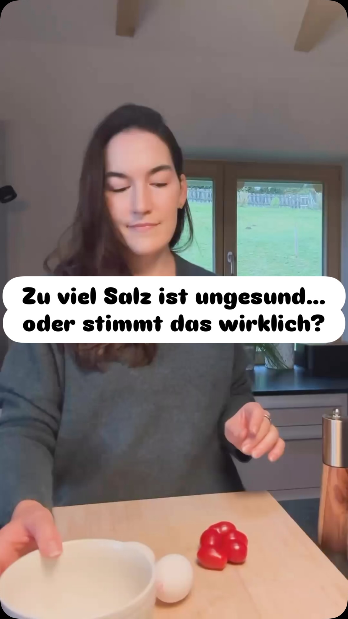 Wir hören ständig: „Zu viel Salz ist ungesund.“ Aber stimmt das wirklich? 🧂🤔
👉 Genau genommen geht es nicht um Salz allgemein, sondern um Natrium, den Hauptbestandteil von Kochsalz. Natrium kann Wasser im Körper binden, den Blutdruck erhöhen und die Gefäße belasten.
Die gute Nachricht: Unser Körper hat dafür einen Gegenspieler – Kalium. Es wirkt ausgleichend, indem es:
- die Natriumausscheidung fördert (und damit Wassereinlagerungen abmildern kann),
- die Blutgefäße elastisch hält,
- Blutdruck und Herzfunktion unterstützt,
- und die Insulinsensitivität verbessern kann.
Besonders spannend für Frauen: Viele kennen zyklusbedingte Wassereinlagerungen, Blutdruckschwankungen oder schwankende Energielevel. Eine ausreichende Kaliumversorgung kann den Körper genau in diesen Bereichen unterstützen und zu mehr Balance beitragen.
📊 Die Realität: Laut Nationaler Verzehrstudie II nehmen die meisten Deutschen nur ca. 3,1–3,6 g Kalium pro Tag auf. Empfohlen sind mindestens 4 g, optimal sogar 5–7 g. Selbst die berühmten „5 Portionen Obst & Gemüse“ reichen dafür oft nicht aus.
Kalium steckt vor allem in:
🍠 Süßkartoffeln
🎃 Kürbis
🥦 Brokkoli
🥕 Karotten
💡 Empfehlung: Statt Salz pauschal zu meiden, lohnt es sich, auf ein gutes Natrium-Kalium-Gleichgewicht zu achten. Ein einfacher Weg: Tracke deine Ernährung ein paar Tage mit Apps wie Cronometer oder fddb – so bekommst du ein realistisches Bild deiner Kaliumzufuhr.
👉 Und jetzt die Frage an dich: Wie viel Kalium kommt bei dir täglich zusammen – hast du das schon einmal überprüft?
Quellen:
- Nextvital Professional Ausbildung, Sept 2025 (@nextvital, @dr.thomaspeter)
- Nationale Verzehrstudie II: https://www.mri.bund.de/fileadmin/MRI/Institute/EV/NVSII_Abschlussbericht_Teil_2.pdf
- Deutsche Gesellschaft für Ernährung (DGE): https://www.dge.de/gesunde-ernaehrung/faq/speisesalz/
- Wouda, R. D. et al (2022). Sex-specific associations between potassium intake, blood pressure, and cardiovascular outcomes: the EPIC-Norfolk study. Our Heart J. 43(30):2867-2875. PMID: 35863377