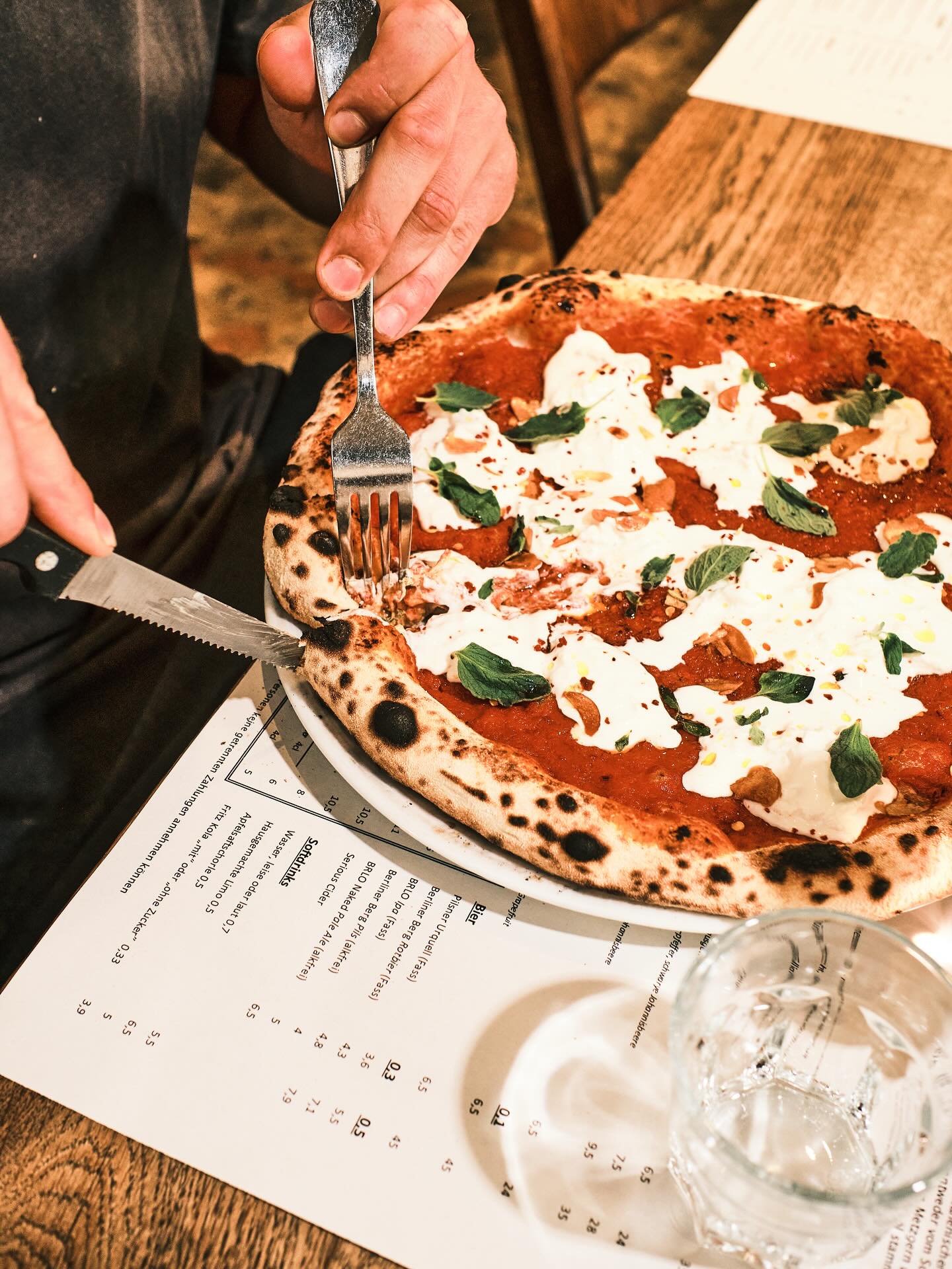 🌶️ Spicy Arrabiata sauce, paired with creamy buffalo stracciatella. Our pizza 4 is topped with crispy garlic for that extra umami, some chili flakes and oregano. Lots of flavor in this one 😍