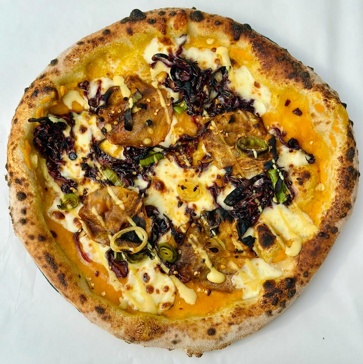 Our October specials are out and ready for the cosy season to begin! Check them out!
THE BAVAIRAN BEAST
Carrot and butternut squash sauce, fior di latte, slow cooked ham hock, roasted leek, apple braised cabbage, dry chilli, dijon mustard drizzle
LATE HARVEST FEAST
Carrot and butternut squash sauce, fior di latte, paprika and garlic roasted celeriac,
roasted leek, apple braised cabbage, dry chilli, dijon mustard drizzle
ROOTSTOCK
Carrot and butternut squash sauce, vegan cheese, paprika and garlic roasted celeriac,
roasted leek, apple braised cabbage, dry chilli, dijon mustard drizzle