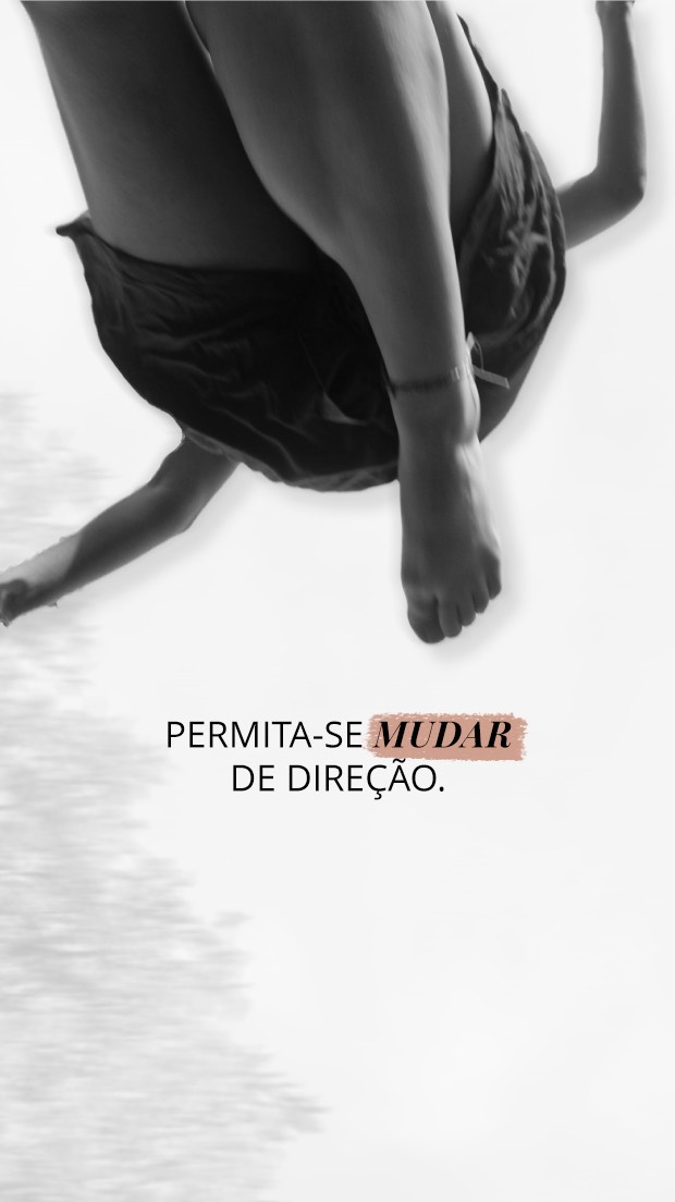Eu sou do time dos valores inegociáveis, mas não das certezas inquestionáveis.
Li na newsletter da @rising.cc esses dias um texto da @gabriellagoldenstein e concordei muito. Ela disse que permitir-se mudar de direção é isso: entender que quanto mais a gente se agarra às certezas, menos cresce e mais briga.
Poder mudar de ideia é de fato uma liberdade! É assumir que a vida é movimento, que o mundo gira, que a gente aprende e se transforma o tempo todo.
E já reparou? As pessoas mais interessantes não são as que “sabem de tudo”, mas as que escutam, questionam, abrem espaço pra enxergar além.
O apego às opiniões alimenta o ego. Se permitir mudar de opinião, de ideia ou de perspectiva alimenta a consciência. E isso é sair da bolha, é entender que o nosso olhar nunca vai dar conta do mundo inteiro. No fim, mudar de ideia é coragem. É escolher aprender, mesmo quando seria muito mais confortável se agarrar às próprias certezas.
E se na vida é assim, na criação de conteúdo também: permitir-se mudar de ideia, criar algo novo, falar de um tema que ninguém esperava, dar voz às suas próprias vontades e surpreender até as expectativas que colocam sobre você.
Permita-se criar na direção que a sua coragem pedir. ✨