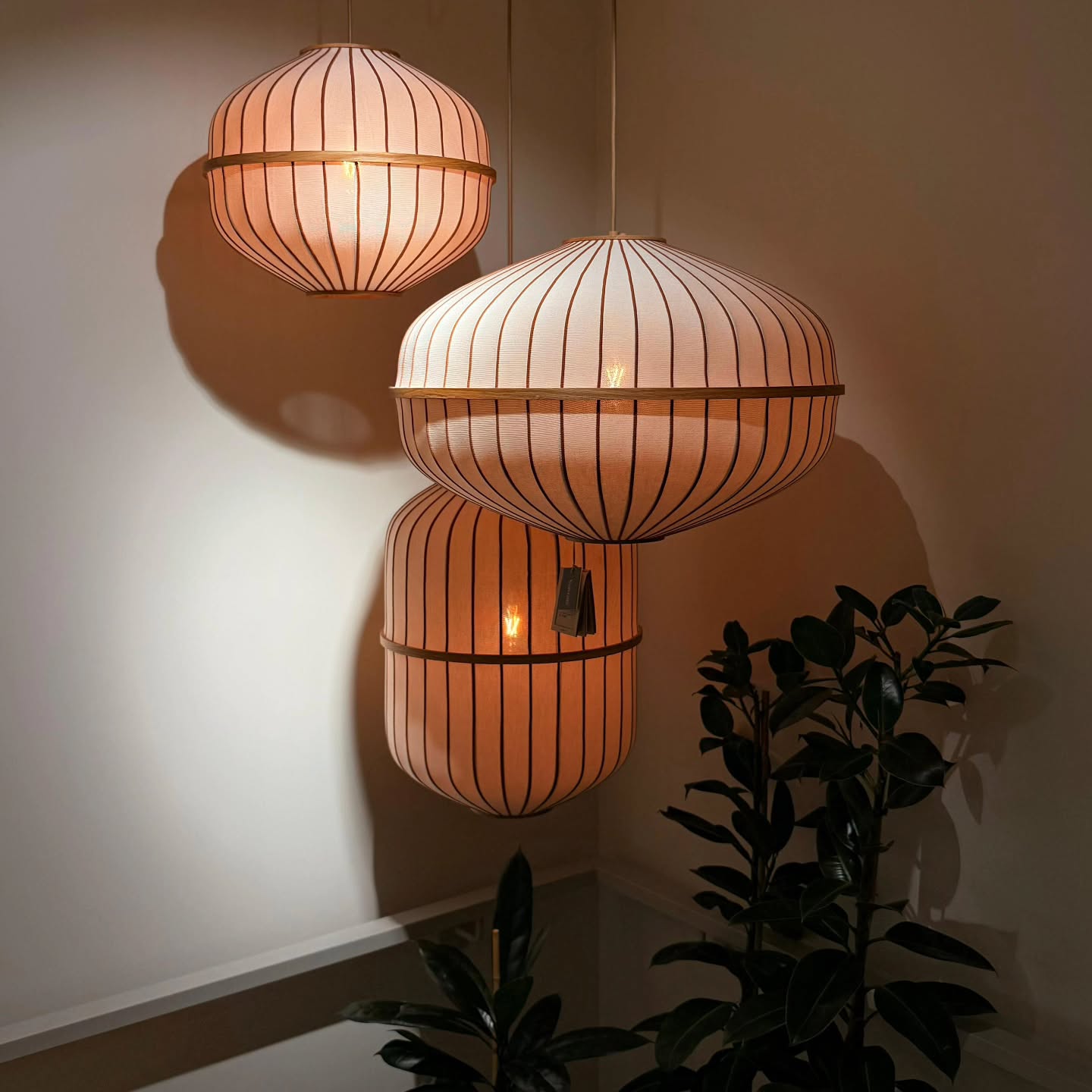 Les p'tites bombes de chez @boliacom
Coup de cœur mêlant design épuré et nature, bel esthétisme japandi.
#architectureinterieure #architecteinterieur #interiordesign #interiorarchitect #gallishop #bolia #japandi #luminaire #suspension #lamp #light #designespace #designer #normandie #paris #caen #calvados #realisation #createur #decoratricedinterieur #decorateur
