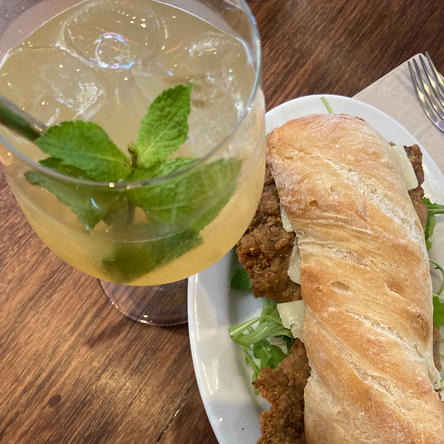 Sandwich de Milanesa con rucola y parmesano!
Rindschnitzelsandwich mit Rucola und Parmesan
#milanesa #sandwich #lunch #dinner #apero #party #gastronomia #restaurant #basel #suiza #argentina #kleinbasel #food #lovebasel