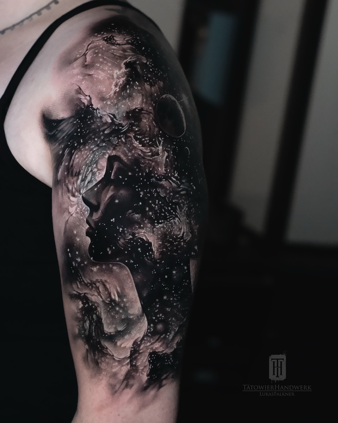 Worked on this fancy space piece for three days straight! Being a cover-up too, the dark and nebulous vibe of space gave me a lot of freedom to play around. Big thanks to my client for staying so patient and tough! 🔥🤘
#tattoo #tattoos #tattooartist #tattooart #ink