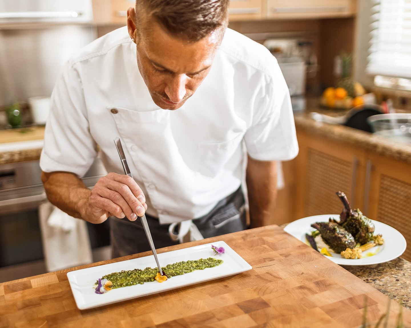 Can you keep a secret?
My tip for the perfect pork chops is brining them before cooking. Even a quick 30-minute brine (or up to 4 hours) in salted water keeps the meat incredibly juicy and seasons it throughout. Use about 1/4 cup salt per quart of water, and you can add sugar, herbs, or garlic for extra flavor! Trust me. Once you brine, your guests will get in line (for your pork chops) ! 🐖