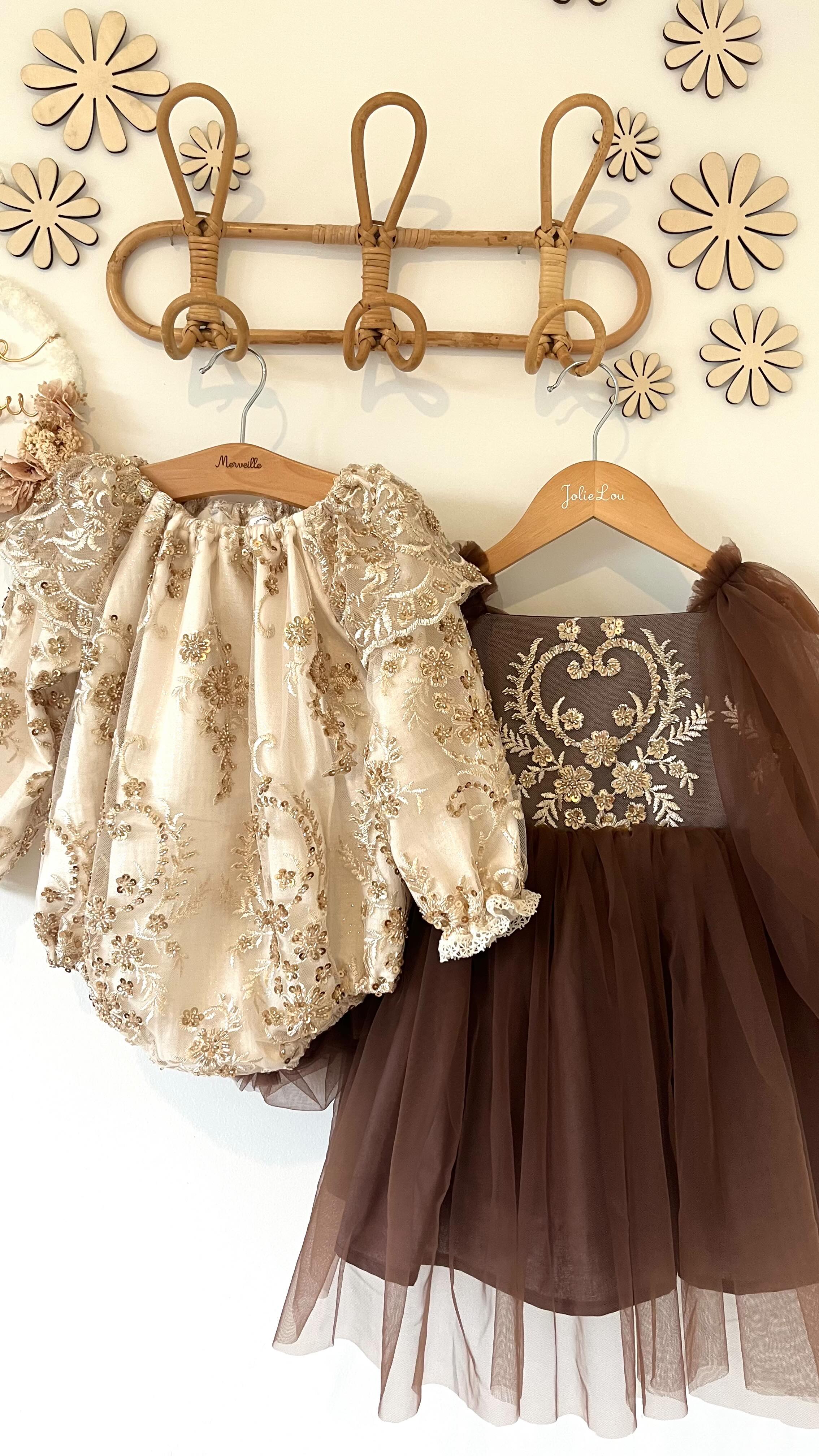 ✨Collection Noël✨
Deux premiers modèles pour commencer cette collection de fêtes, ma préférée !
Une jolie barboteuse dans un somptueux tulle brodé et perlé pour sublimer vos fêtes et une magnifique ribe dans ce tulle chocolat qu’on adore avec un buste travaillé toujours avec ce merveilleux tulle ✨
Retrouver la barboteuse Féerie et la robe Noëlla directement sur le site internet.
Dites moi ce que vous pensez de ces deux premiers modèles ?? 🤎
#barboteuse #creatricebebe #creatricefrancaise #noël #noel2025 #tenuedefete #babydress #madeinfrance #elegance #couturefrançaise