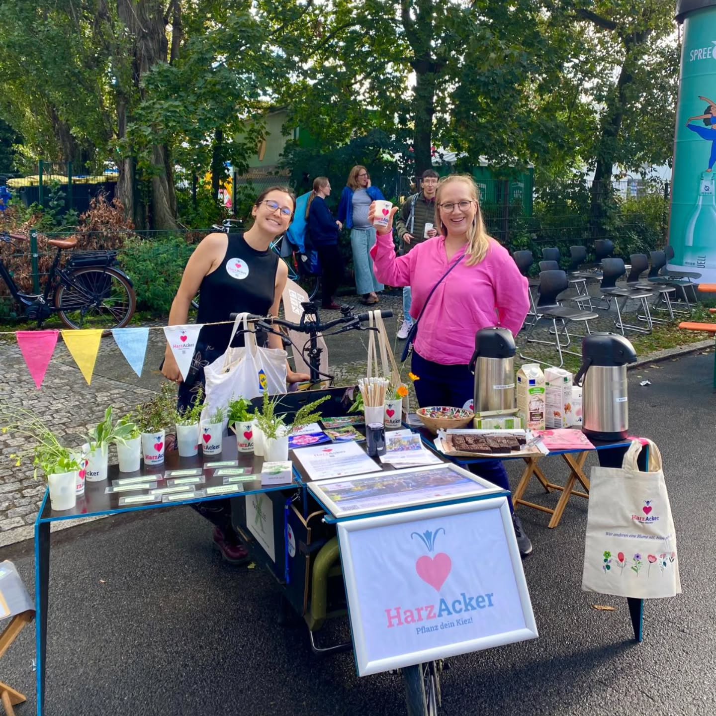 🌼Rückblick: Harzer Kiezfest 2025 🎶🥳
Am 12. September ging es rund auf der Elsenstraße. 💃💃
Beim Harzer Kiezfest kamen zahlreiche Projekte und Akteure aus dem Kiez zusammen zum Singen, Tanzen, Schlemmen und sich Kennenlernen.
Der anfängliche Sturzregen brachte die Kiezbewohnenden nur kurz aus der Ruhe, denn dann strahlte die Sonne wieder. 🌞
Auch der "HarzAcker" war natürlich dabei. Yvonne und Lea haben mit vielen von euch gesprochen und über unsere Aktionen und Veranstaltungen informiert. Im Kräuterquiz konnte das eigene Pflanzenwissen unter Beweis gestellt werden.🌿💚
Danke an @harzer_kiezfeste für dieses tolle Event. Uns hat es eine riesige Freude bereitet dabei zu sein und wir freuen uns auf das nächste Mal! 😍
👉🏻 Achja, kennt ihr eigentlich schon unser Infobike? Diese smarte Konstruktion kommt natürlich von Ben @kaputt_kassette_records .
#HarzAcker #HarzAckerP25 #HarztalWildeRose #parzellex #pflanzdeinkiez #urbangardening #urbangardeningberlin #communitygardening #gemeinschaftsgarten #urbanfarming #baumscheiben #workshop #partizipation #kleingartenanlage #qmharzerstrasse #stadtnatur #umweltbildung #kiezliebe #neukölln #harzerkiez #konsumfrei #harzerkiezfest #senatsverwaltung #berlin
