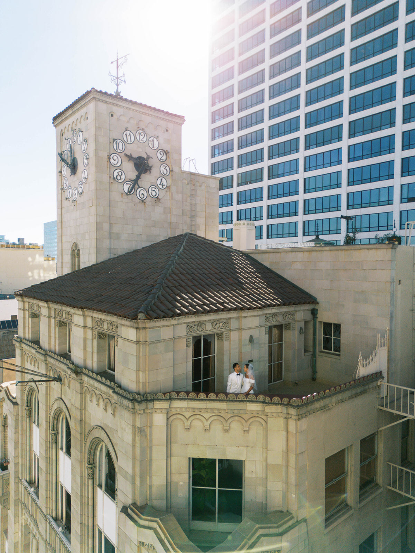 Because sometimes your 'Get-Ready Space' deserves a skyline. 💍✨ Private balcony, city views, and all the pre-ceremony magic. #TheOviatt #DTLA #WeddingMorningVibes #HistoricPenthouse #LoveInTheSky
Photo: @laneparkerweddings