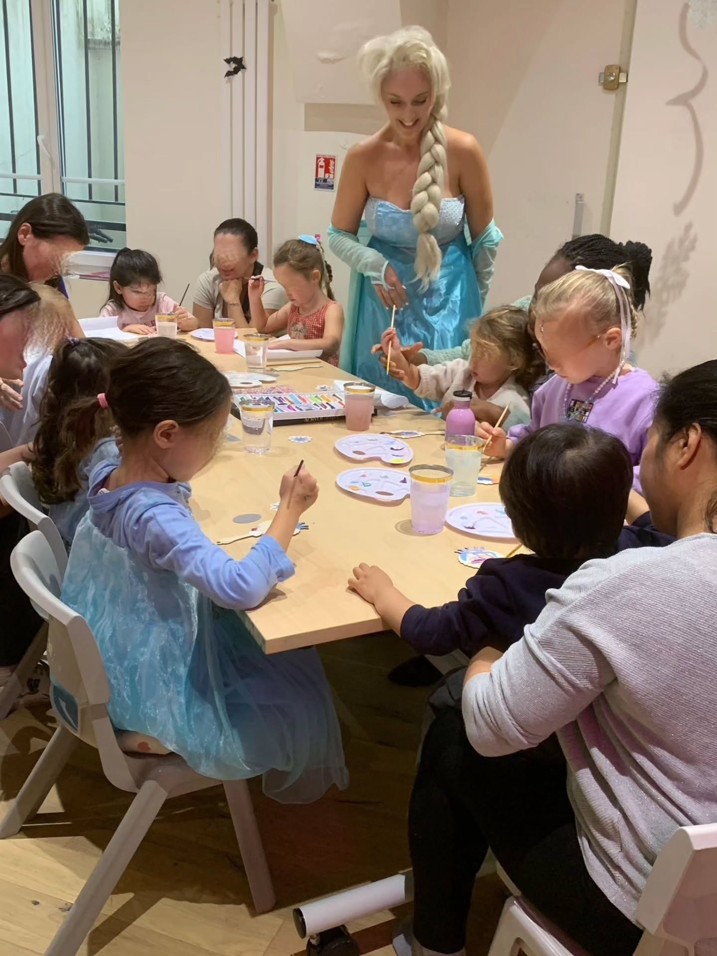 Retour en images sur notre atelier Rencontre avec Elsa la Reine des neiges ! Un moment merveilleux chez @tribu_paris ou nos petites princesses du jour ont pu créer leurs miroirs magiques à travers un atelier créatif peinture et ont pu re-découvrir les fabuleuses histoires de toutes les princesses en dégustant un jolie cake à l'effigie d' Elsa 🥳✨️ un moment encore magique !
Merci à Ines pour son accueil chaleureux et à toutes les mamans et petites princesses qui nous ont fait confiance pour cette après-midi féerique 🫶🥰
#ateliercreatif #AtelierEnfant #ateliersenfants #ActiviteManuelle #activiteenfants #activitefamille #mamanheureuse #activitemerefille #Paris #elsa #lareinedesneiges #frozen #elsafrozen #princesse #princessedisney #atelierprincesse #princessparty