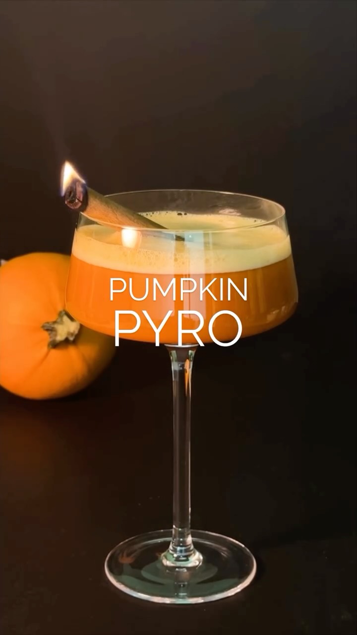 ✨ Pumpkin Pyro – Smoked Pumpkin Maple Sour ✨
Smoky, spiced, and unapologetically dramatic — this fall bourbon cocktail was made for cozy nights and fiery entrances 🍂🔥
This Smoked Pumpkin Maple Sour is my twist on the classic whiskey sour: roasted pumpkin purée for depth, maple syrup for warmth, and lemon for brightness. A few drops of Fee Foam (@feebrothersofficial create that silky froth without the egg white, while a smoked cinnamon stick adds the perfect touch of drama.
🌿 You’ll need
– 2 oz bourbon
– 1 oz roasted pumpkin purée (pumpkin + cinnamon + nutmeg)
– ¾ oz maple syrup
– ¾ oz lemon juice
– 3–4 drops Fee Foam (or 1 egg white)
– Garnish: smoked cinnamon stick or charred orange peel
✨ How-to
Shake all ingredients with ice until well chilled and frothy → strain into a coupe → ignite a cinnamon stick, blow it out, and rest it on the glass.
Smoked. Spiced. Spectacular. The kind of pumpkin bourbon cocktail that turns every pour into a little show.
👉 Save this smoked pumpkin maple sour for your next fireside night in.
💬 Would you go for the smoked cinnamon or the charred orange? 👇
#PumpkinCocktail #BourbonCocktail #SmokedCocktail #FallCocktails #WhiskeyLovers #CozyDrinks #CraftCocktails #TheCasualSipper