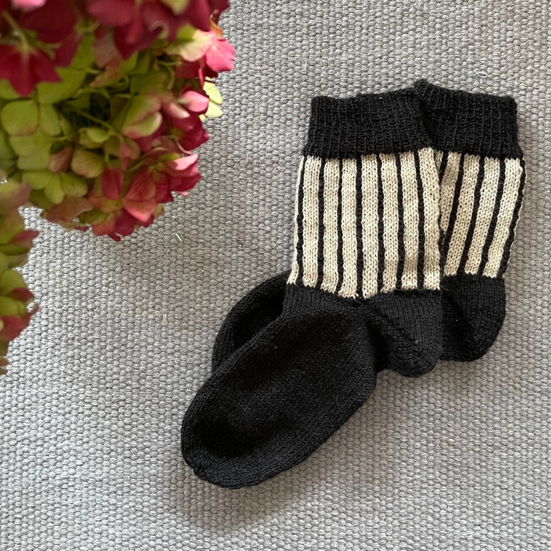 🧦 Hallo Oktober – Hallo Socktober!
Der Oktober gilt auch als Socktober – doch warum eigentlich?
Die Aktion wurde ursprünglich von Kid President (Robby Novak) und seinem Bruder Brad Montague in den USA ins Leben gerufen.
Ihr Ziel: Menschen dazu zu ermutigen, im Oktober Socken zu spenden. Denn Socken gehören zu den am seltensten gespendeten, aber dringend benötigten Kleidungsstücken in Obdachlosenunterkünften.
Aber warum gerade Socken?
Während Jacken oder Hosen häufiger gespendet werden, sind saubere, warme Socken essenziell für die Gesundheit und Hygiene – besonders in der kalten Jahreszeit.
Obdachlose Menschen tragen oft tagelang dieselben Socken – frische Paare können Krankheiten vorbeugen und schenken ein Stück Würde zurück.
Auch in der Strick-Community steht der Oktober ganz im Zeichen der Socken!
Viele neue Designs werden veröffentlicht – und es ist die perfekte Gelegenheit, lang angefangene Sockenprojekte endlich zu beenden.
Socken sind nicht nur tolle Geschenke, sondern auch eine wunderbare Möglichkeit, neue Techniken auf kleiner Fläche auszuprobieren – egal ob Colourwork, Zopfmuster oder Lace.
🎉 Zum Start in den Socktober:
Den ganzen Oktober über gibt es 20 % Rabatt auf die Rowan-Sockenwolle – online oder im Laden!
#Socktober
#Socktober2025
#Sockenstricken
#Strickliebe
#HandgestrickteSocken
#Sockenliebe
#KnittedSocks
#SockKnitting
#StrickenFürDenGutenZweck
#YarnLove
#fibreatelier